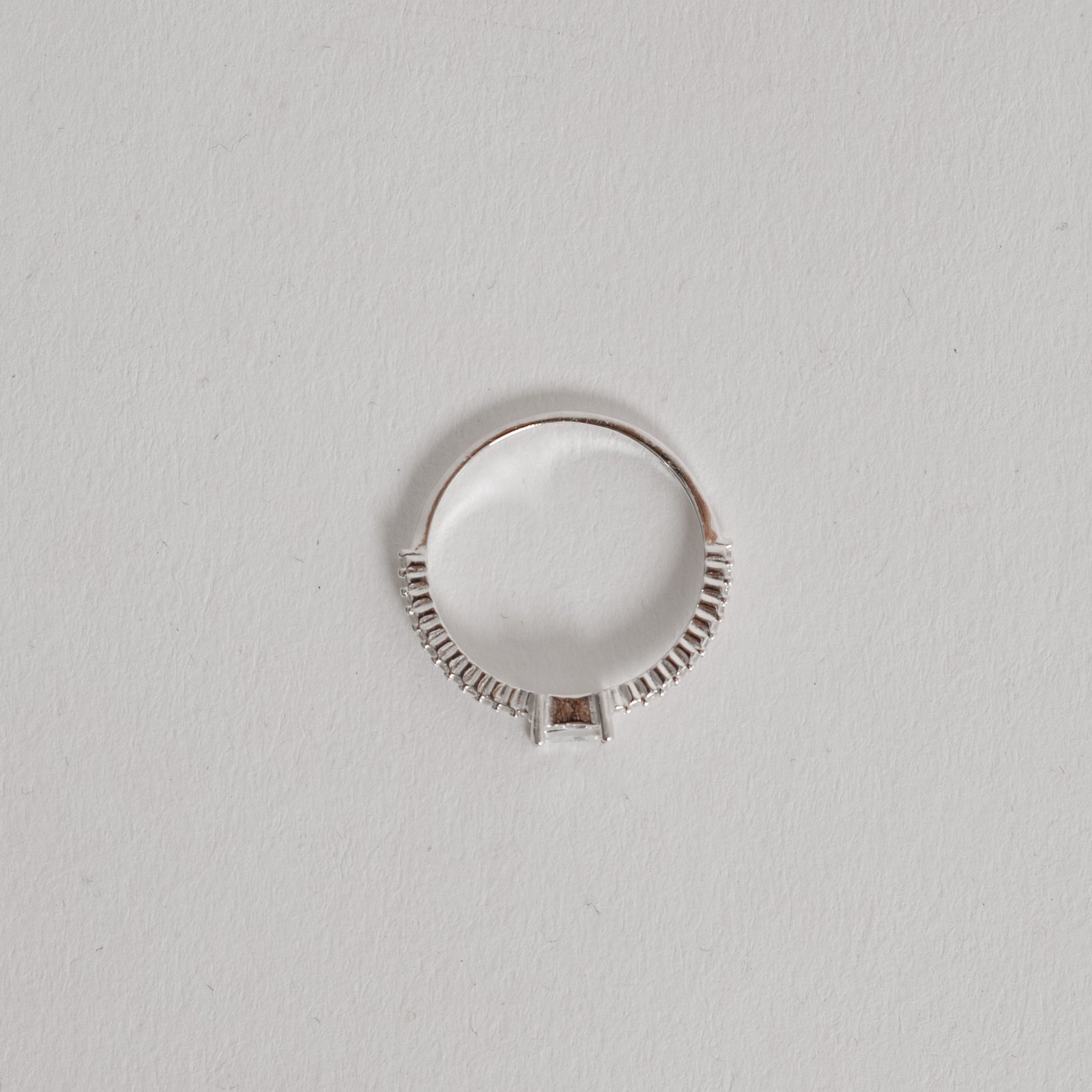 Anel meia aliança com solitário zircônia retangular 4mm