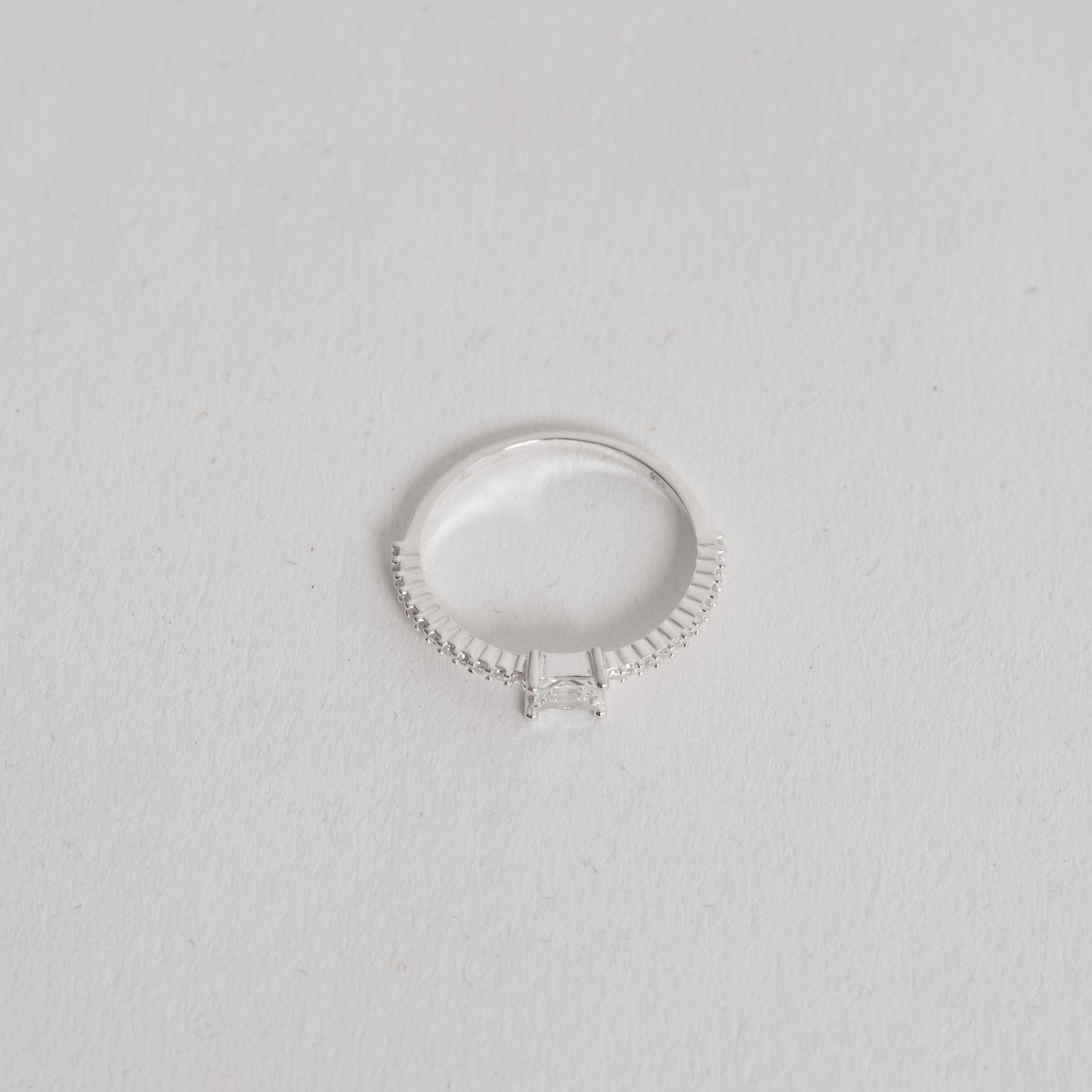Anel meia aliança com solitário zircônia retangular 4mm
