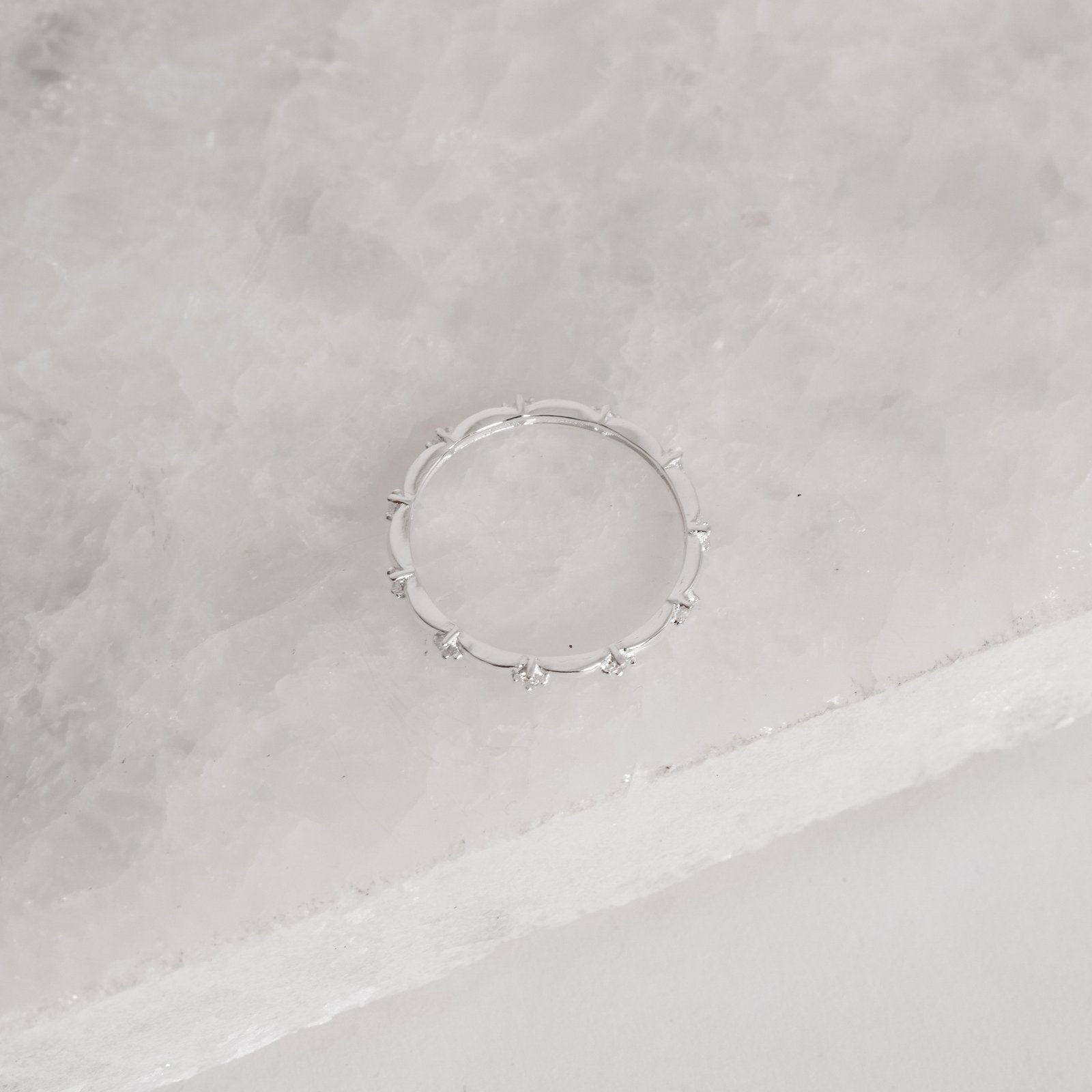 Anel aliança com zircônias cristal