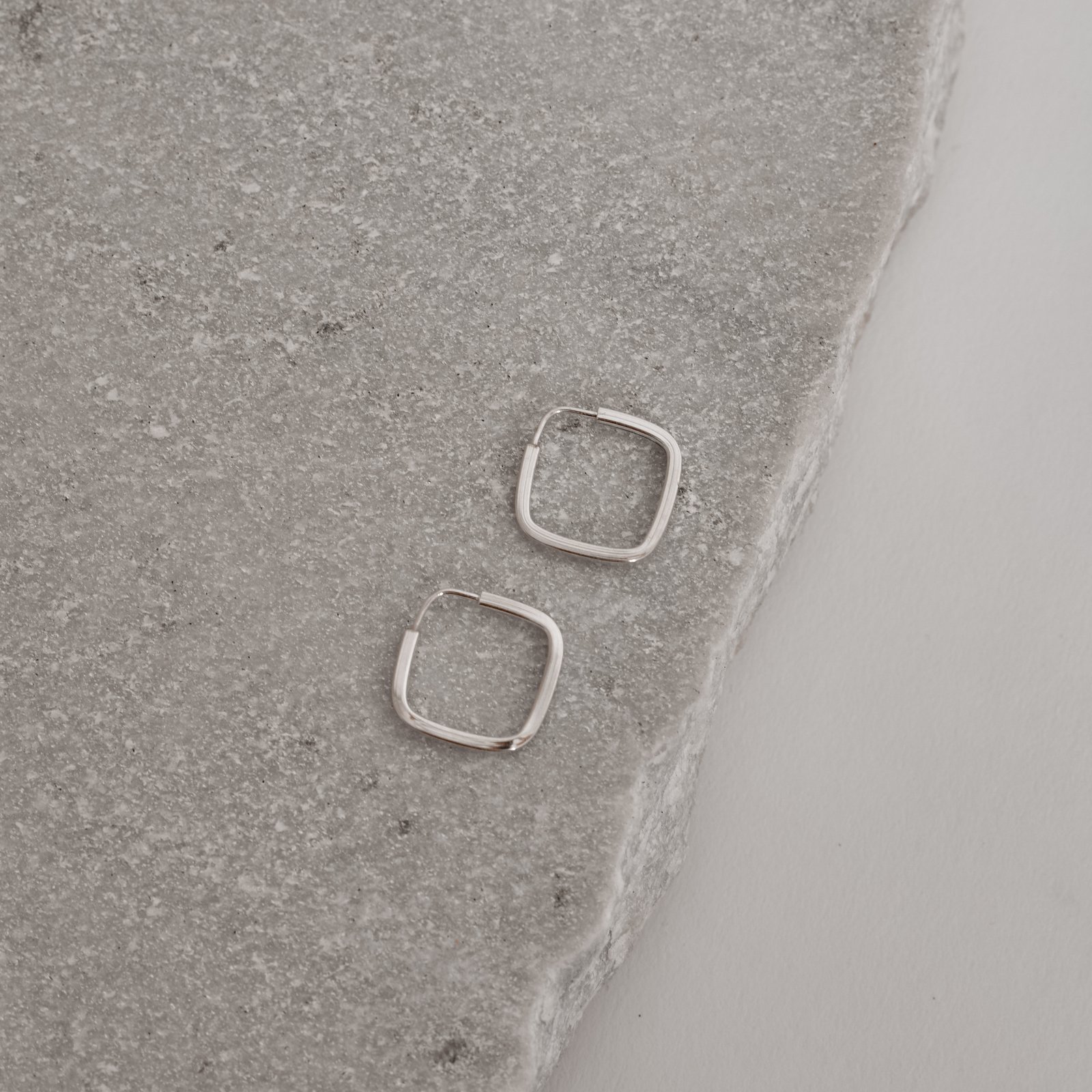 Argola losango 17mm fio quadrado
