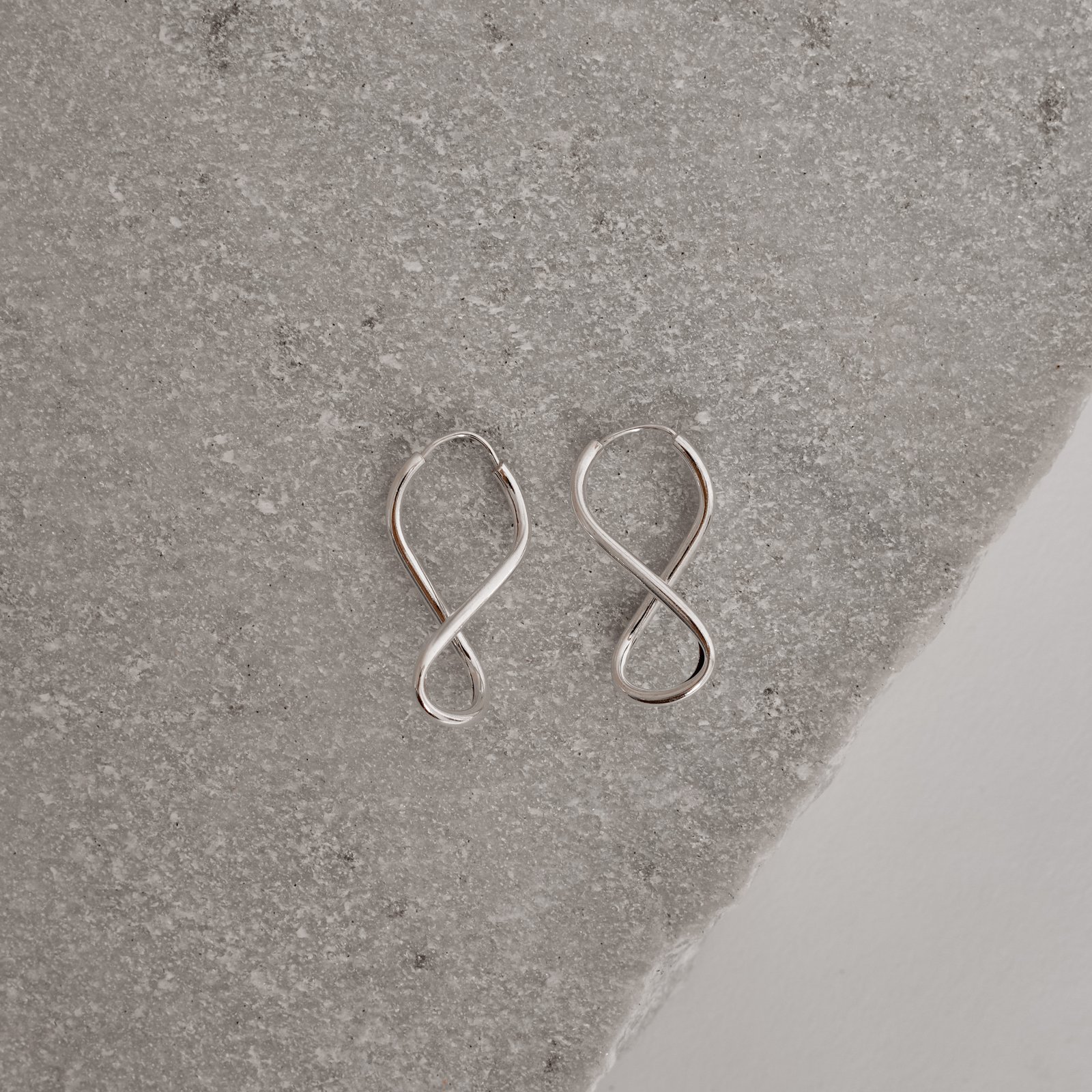 Argola infinito 28mm fio redondo