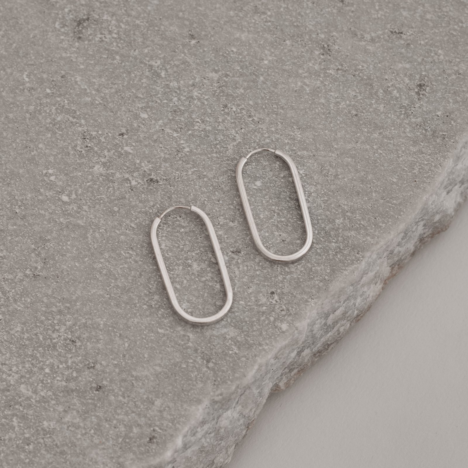 Argola oval 29mm fio quadrado