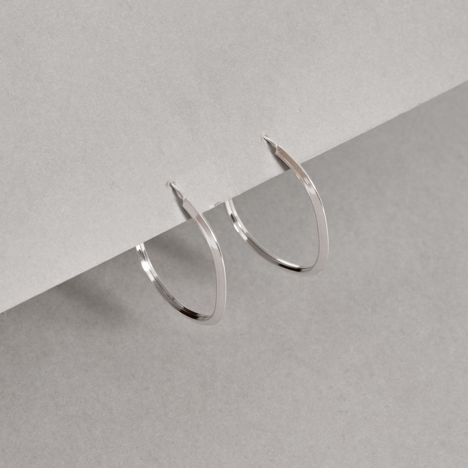 Argola oval 35x29mm fio triângulo
