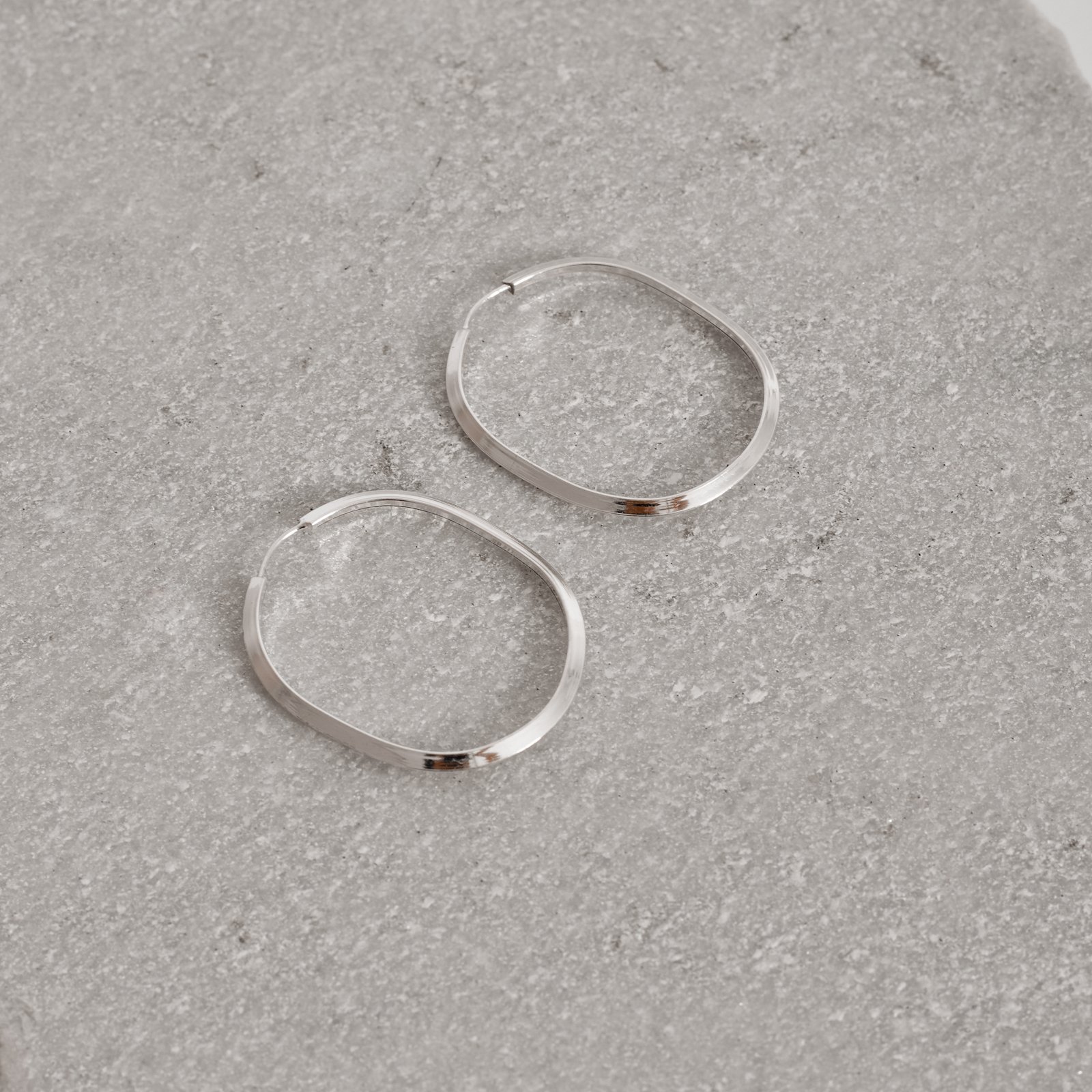 Argola oval 35x29mm fio triângulo