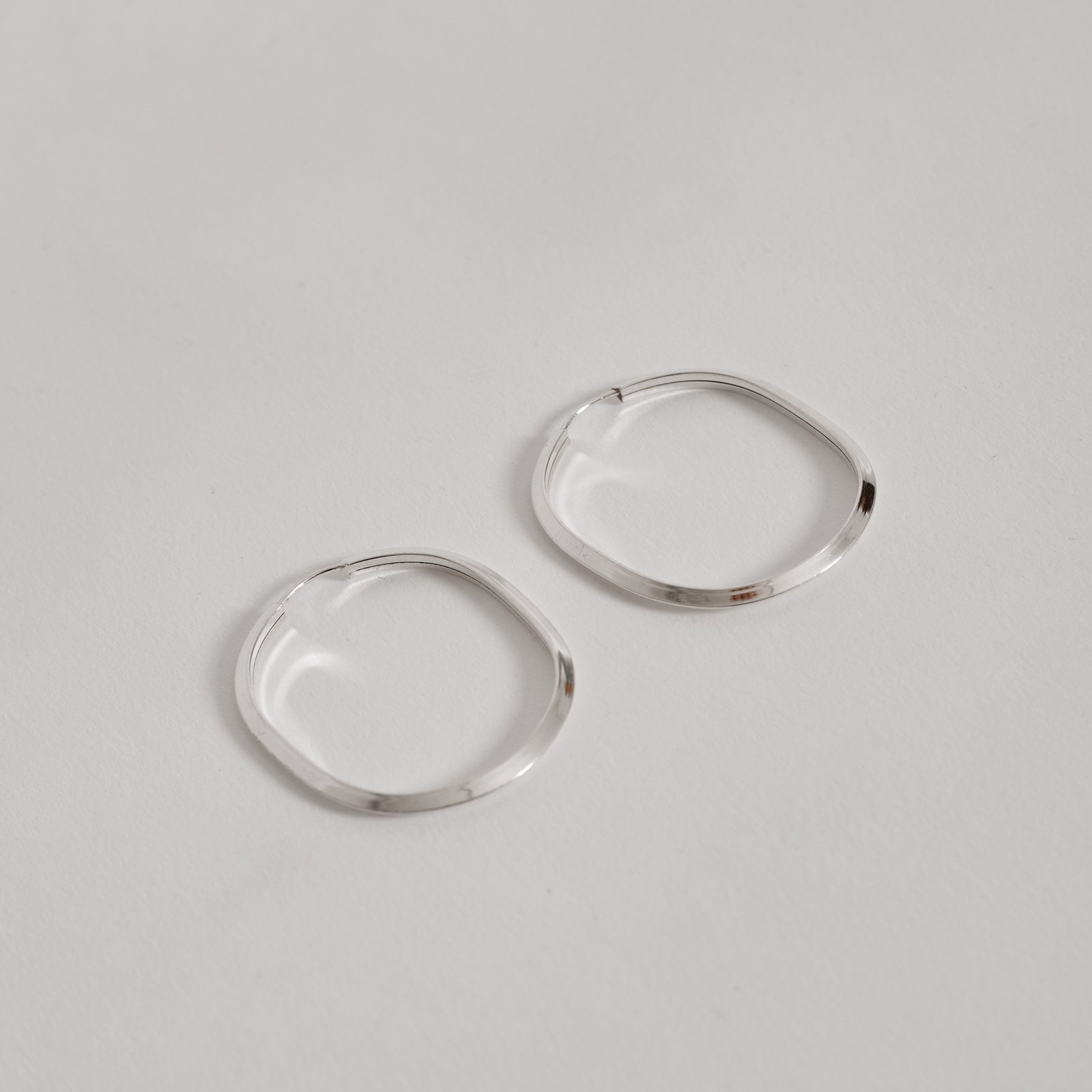 Argola oval 35x29mm fio triângulo