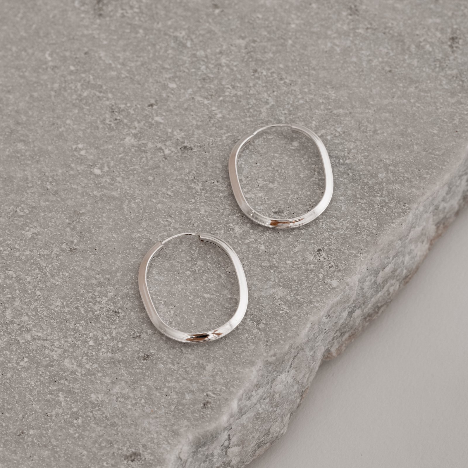 Argola oval 25x21mm fio triângulo