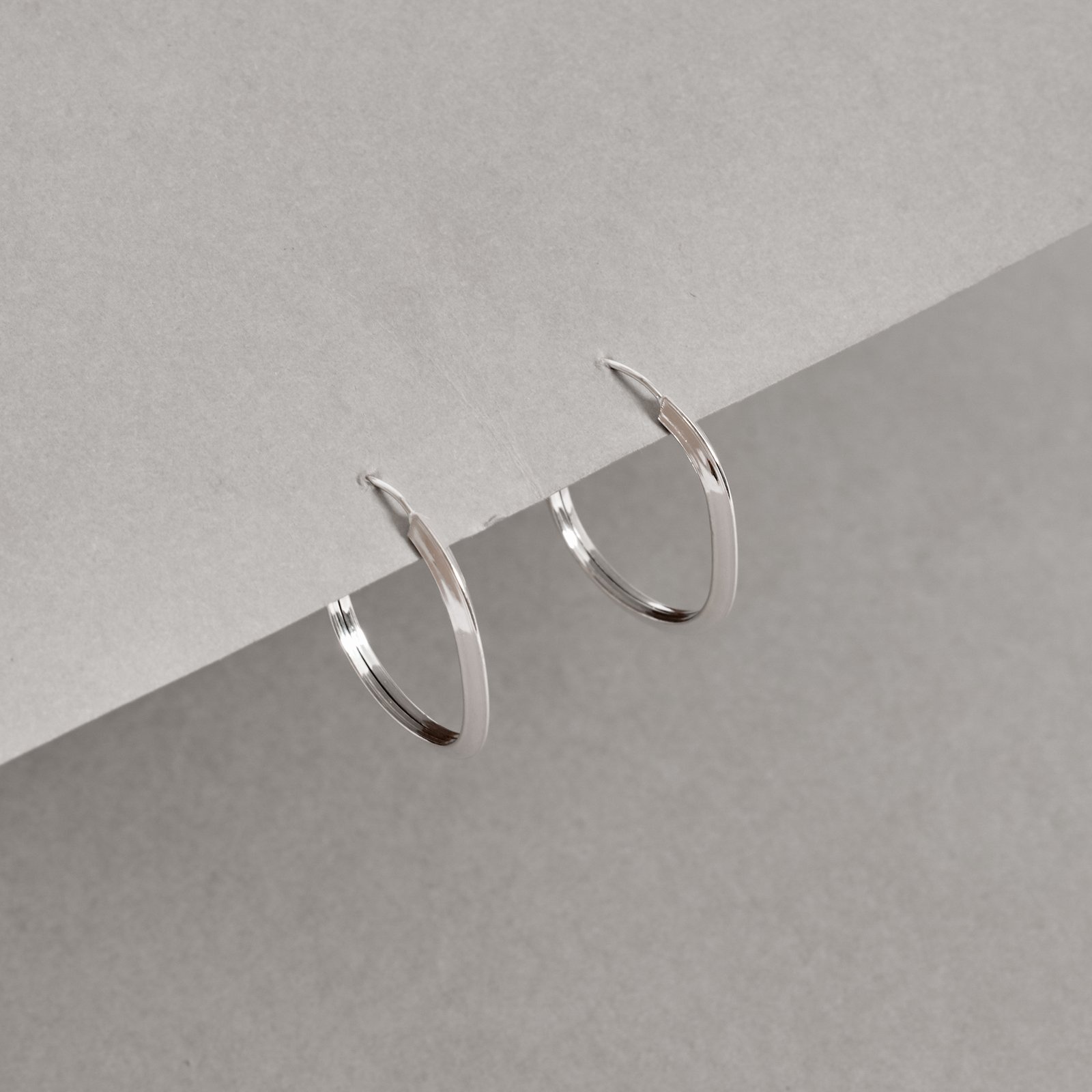 Argola oval 25x21mm fio triângulo
