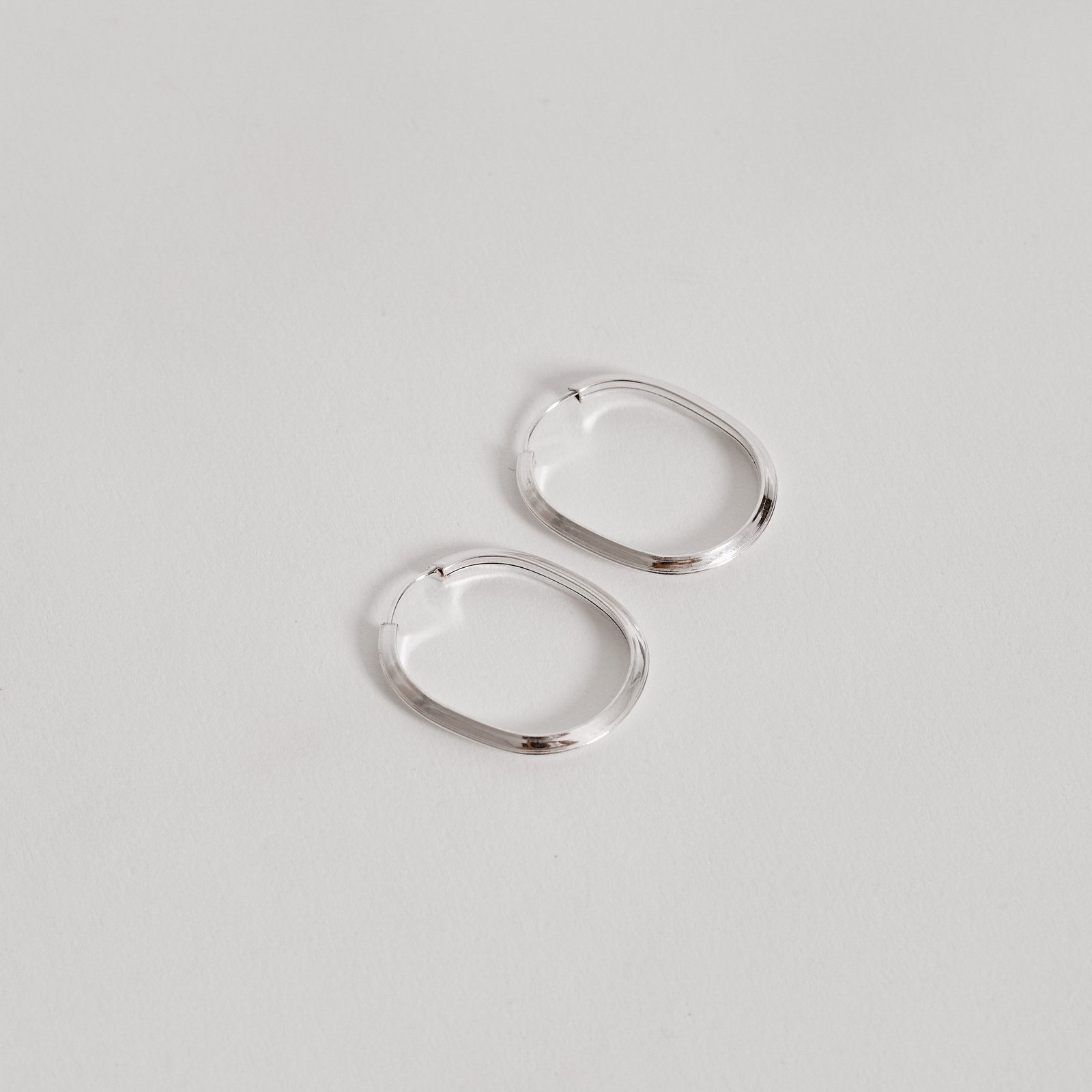 Argola oval 25x21mm fio triângulo