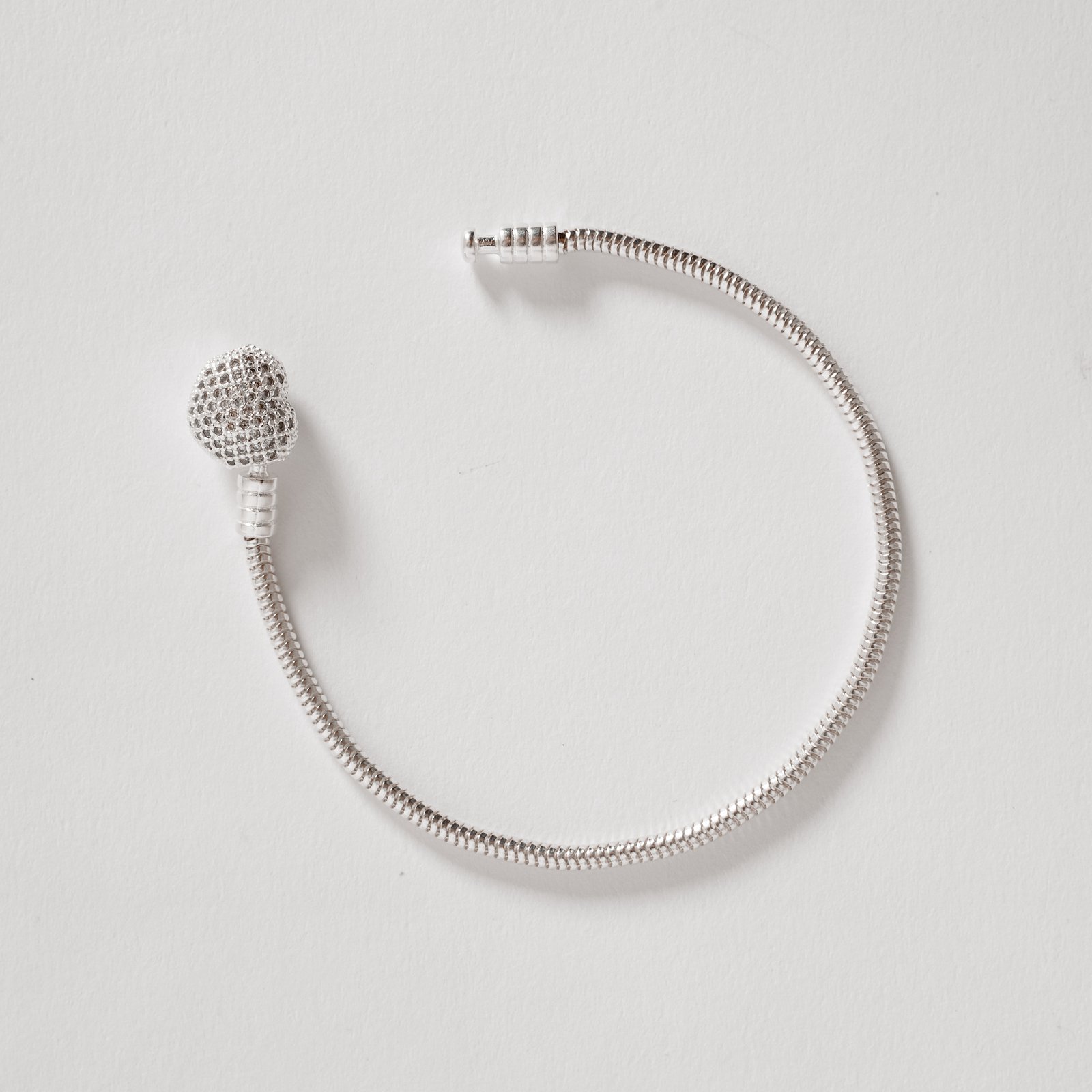 Pulseira para berloques 2.4 fecho coração cravejado