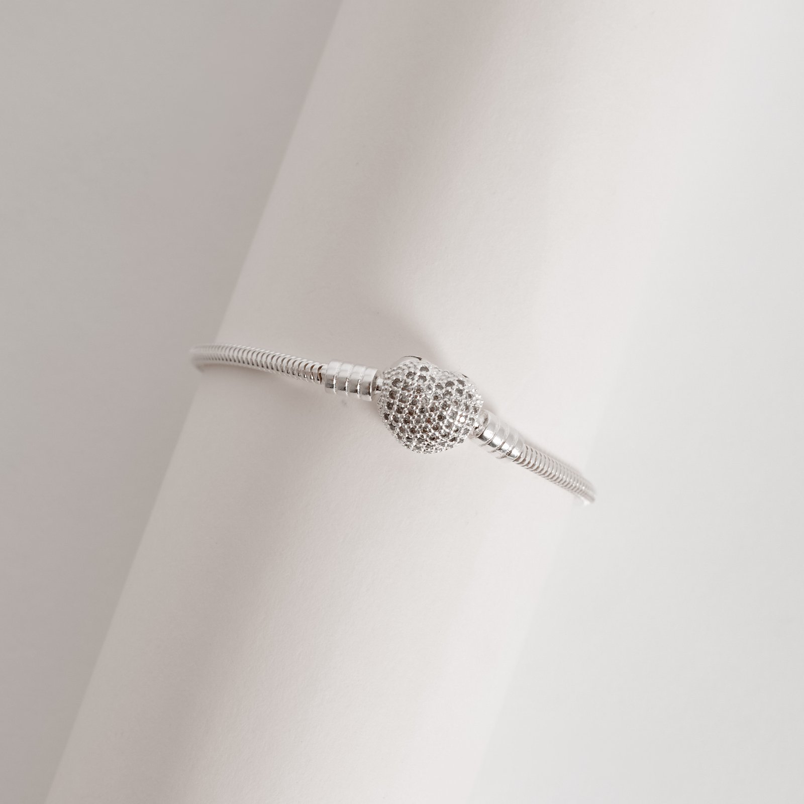 Pulseira para berloques 2.4 fecho coração cravejado