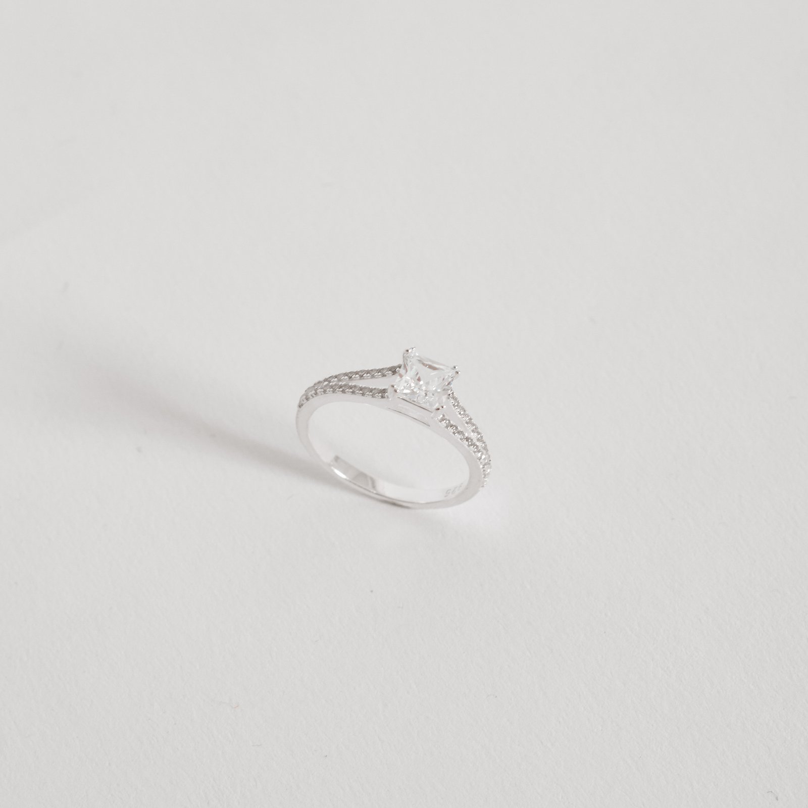 Anel solitário zircônia quadrada 5mm com fio duplo cravejado