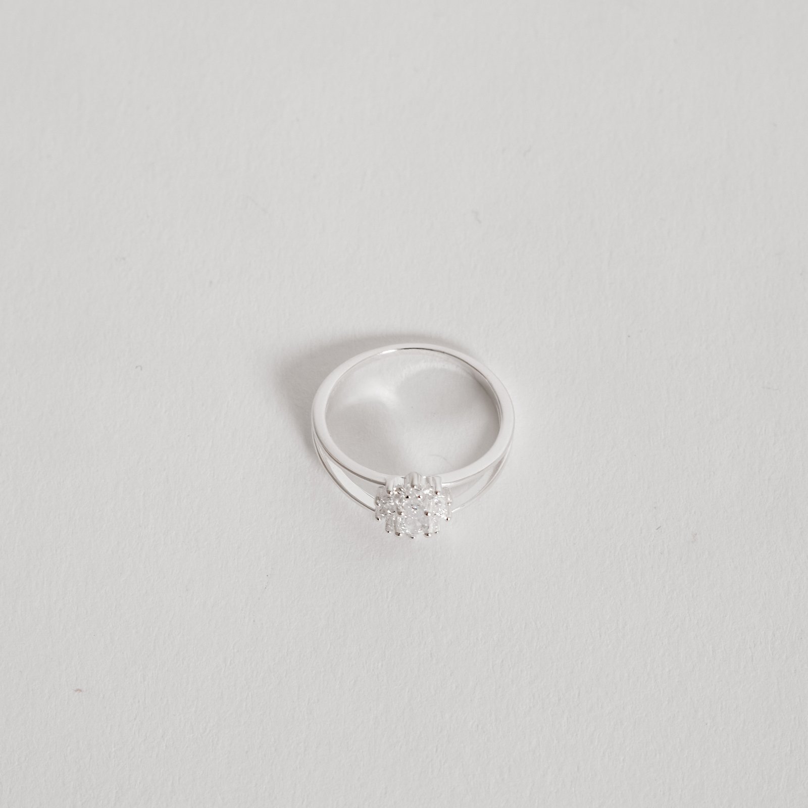 Anel fio duplo zircônia oval com cravejado