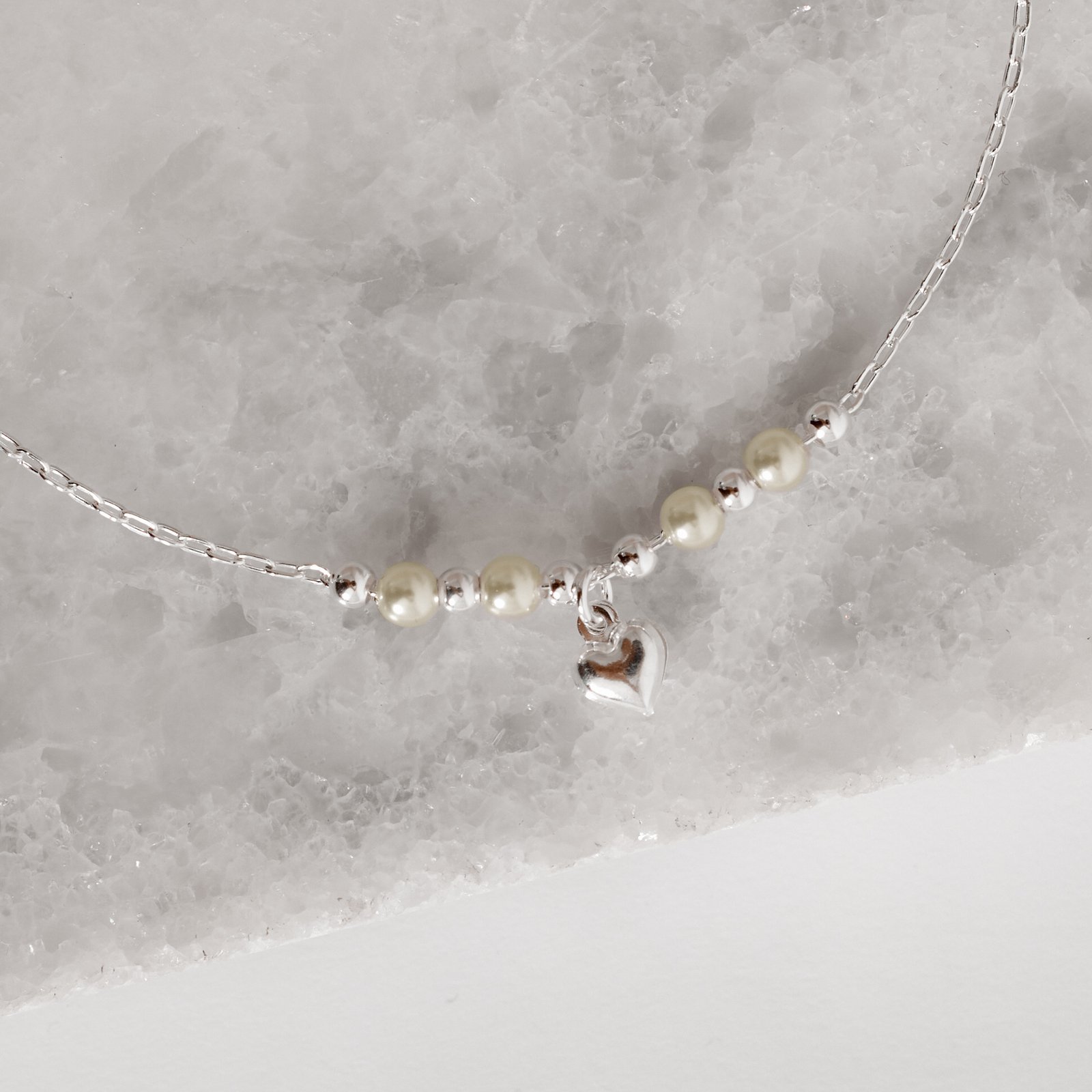Pulseira entremeio bolas e pérolas com pingente coração 6mm 19cm