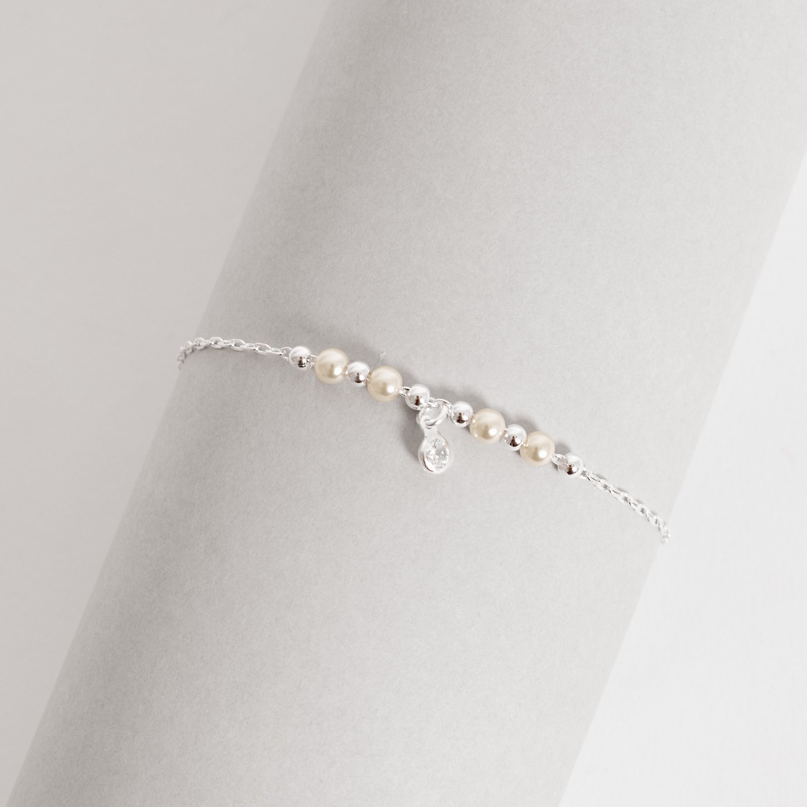 Pulseira entremeio bolas e pérolas com pingente zircônia 5mm 19cm