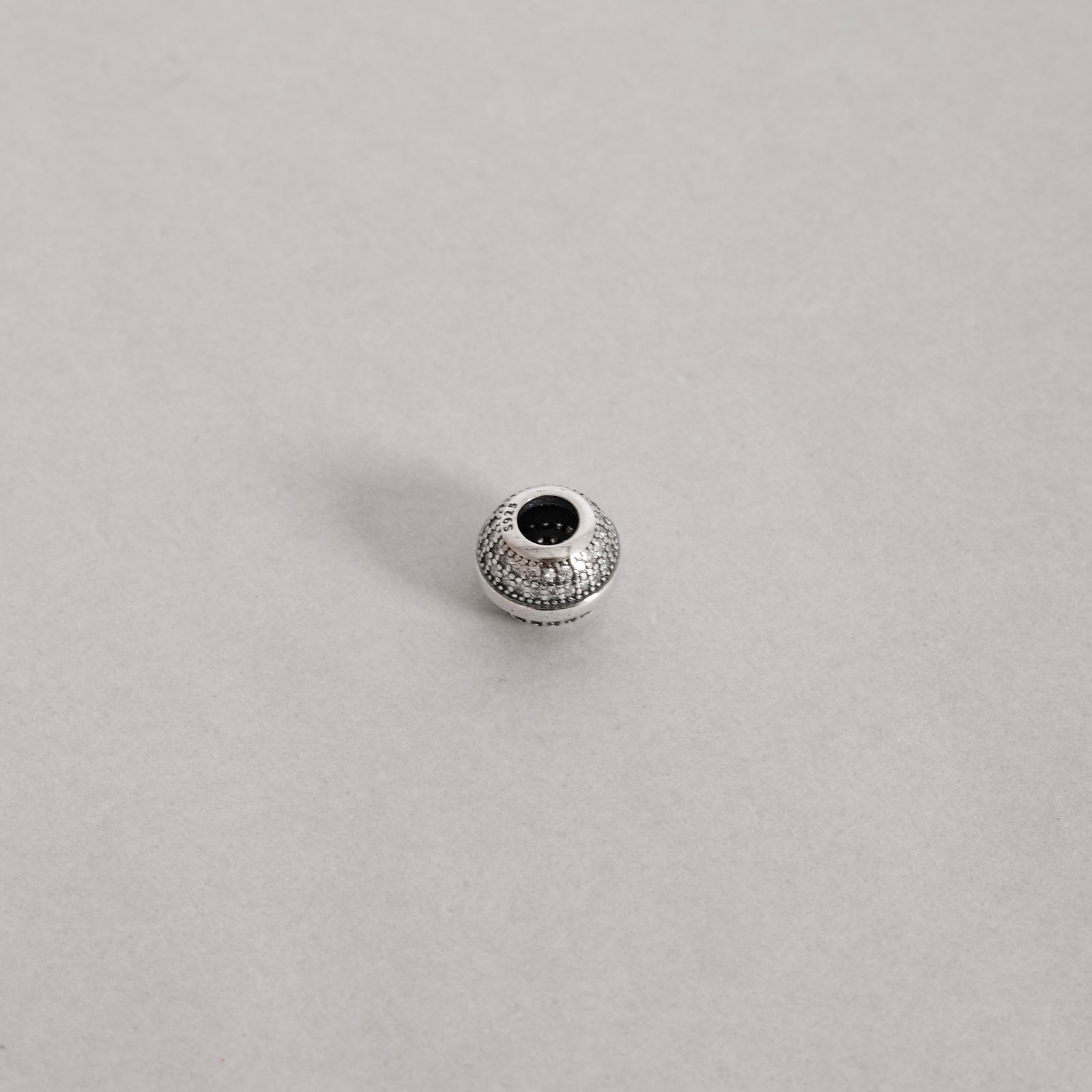 Berloque separador bola cravejada 11mm envelhecido