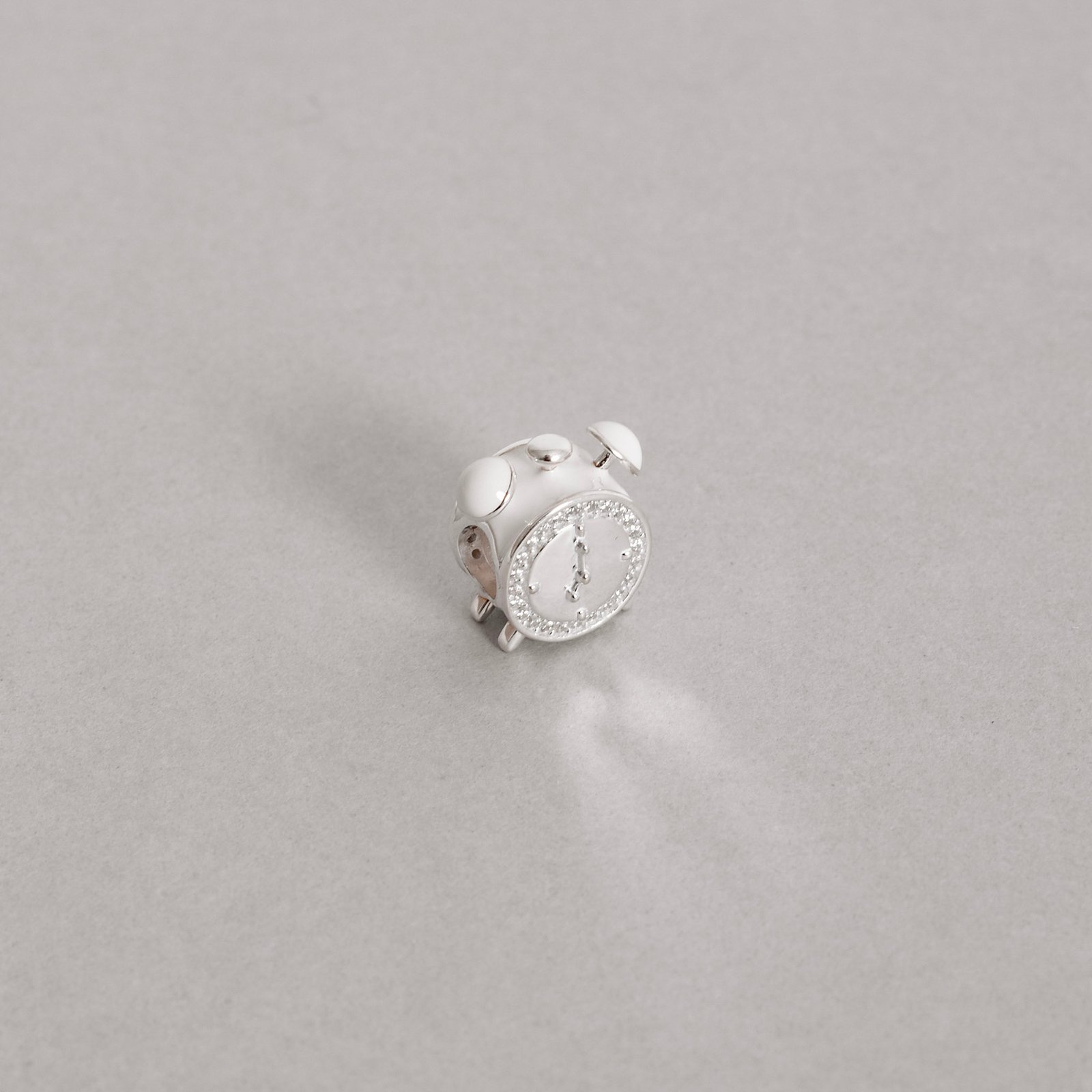 Berloque separador relógio cravejado 13mm resina
