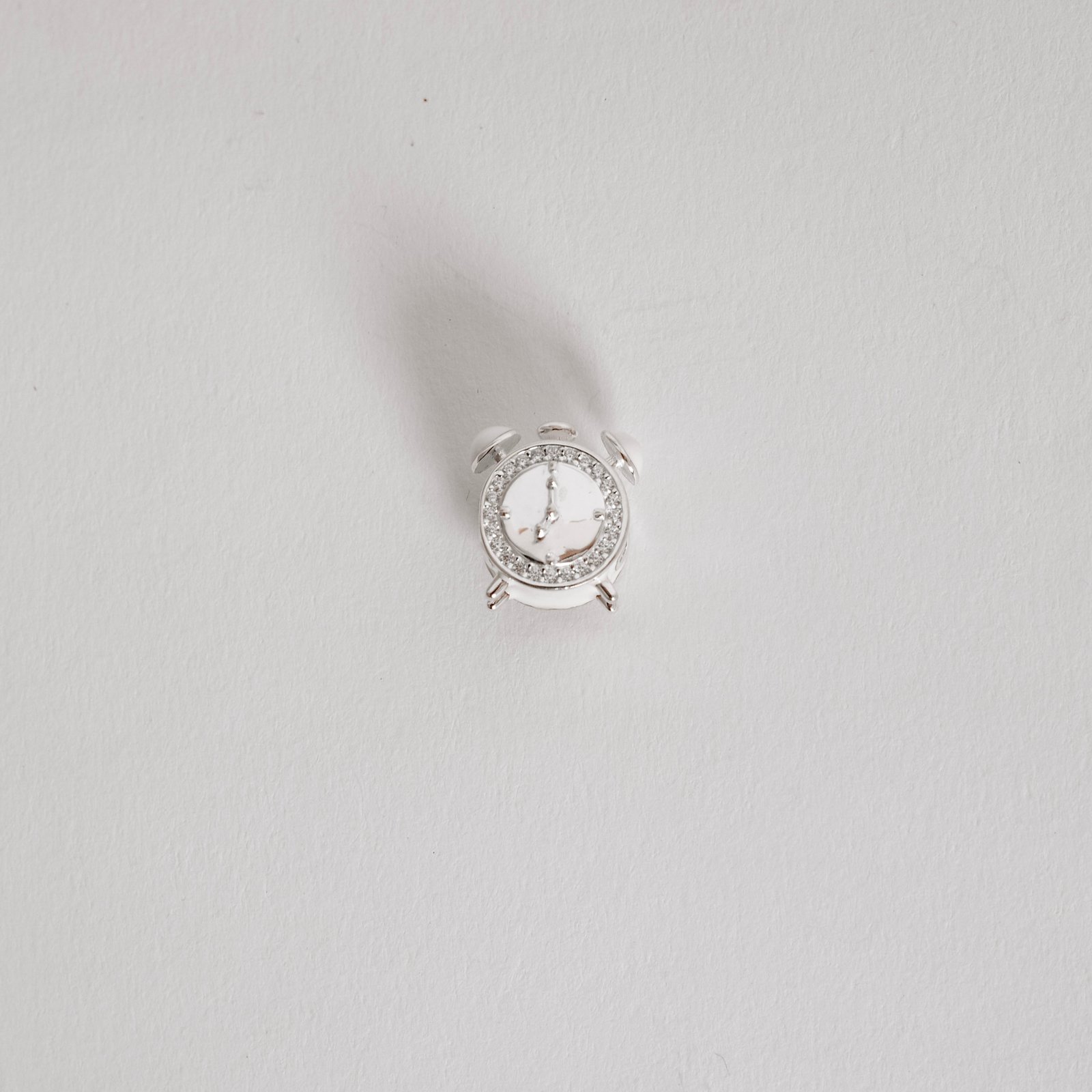 Berloque separador relógio cravejado 13mm resina