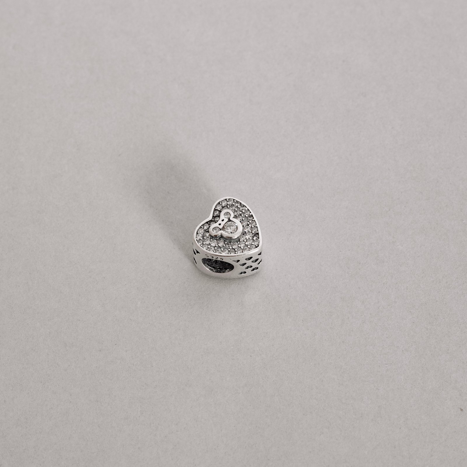 Berloque separador coração cravejado detalhe Minnie 11mm envelhecido