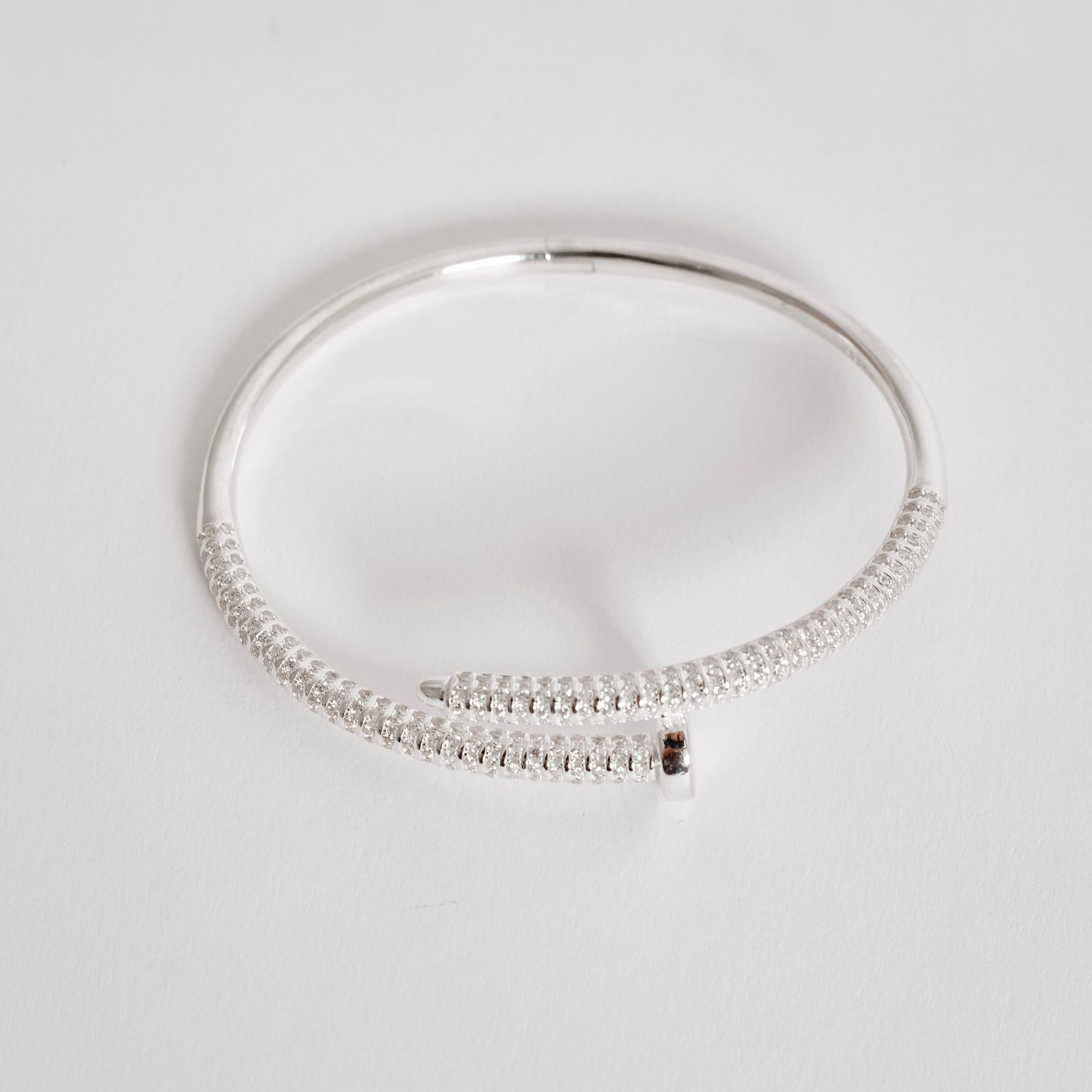 Bracelete pesado prego cravejado