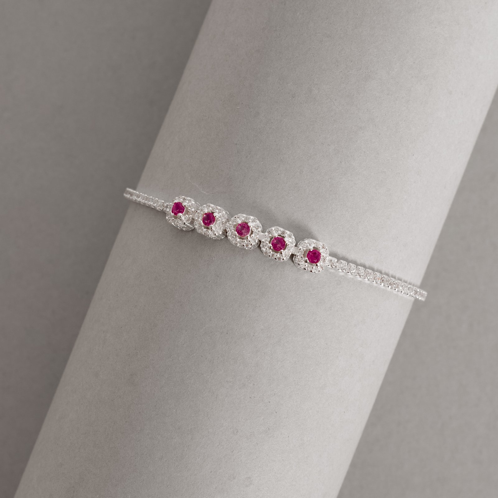 Pulseira Riviera entremeio quadrados cravejados detalhe rubi 16+4cm