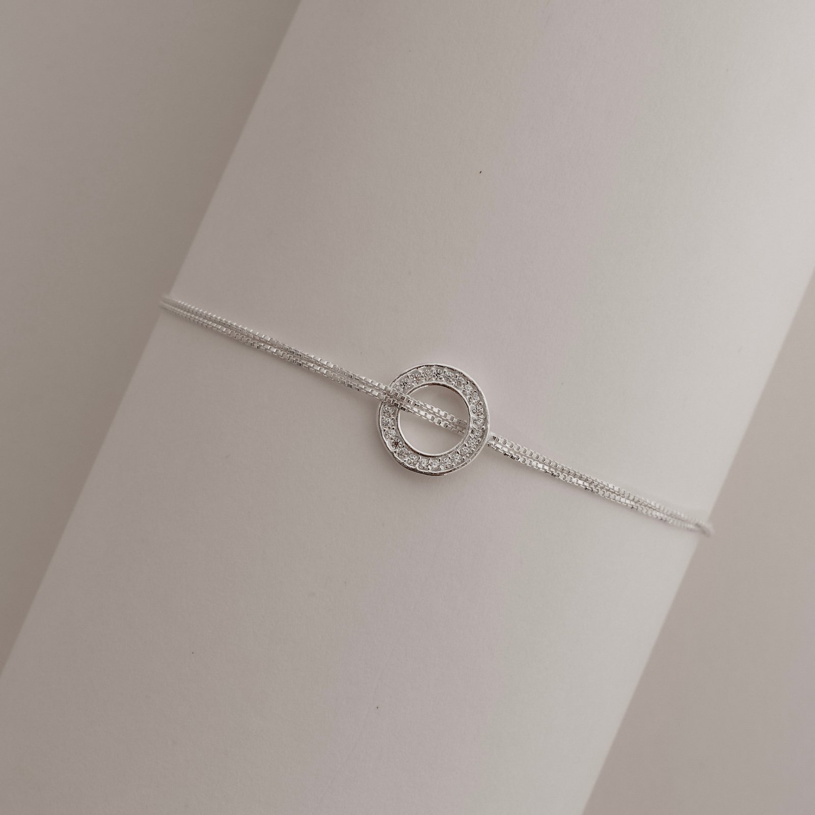 Pulseira entremeio círculo vazado cravejado 11mm corrente dupla 18+5cm