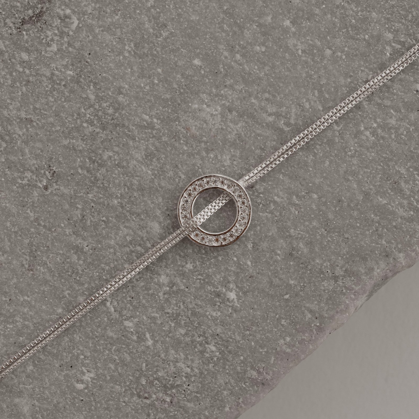 Pulseira entremeio círculo vazado cravejado 11mm corrente dupla 18+5cm