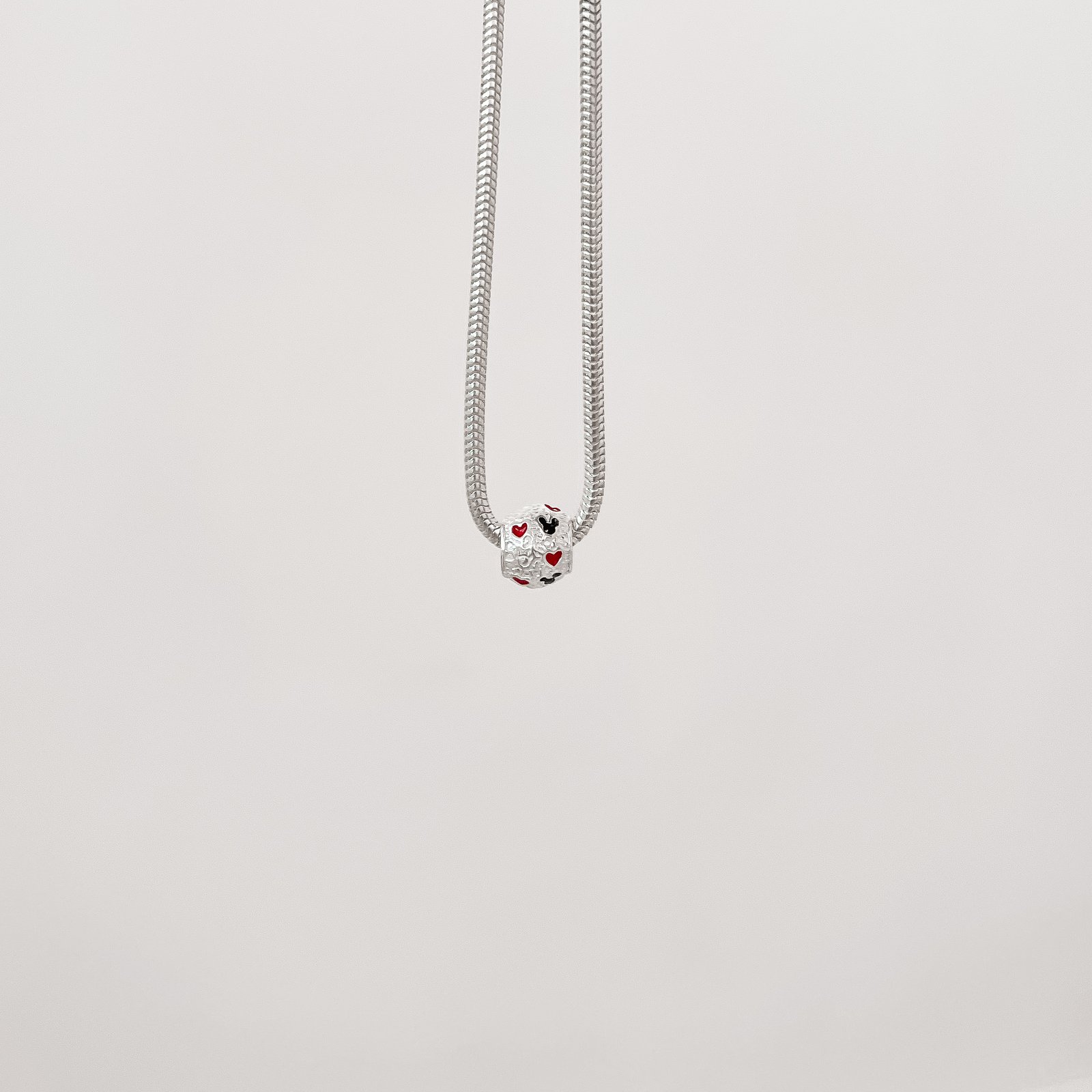 Berloque separador Mickey com coração resina 10mm