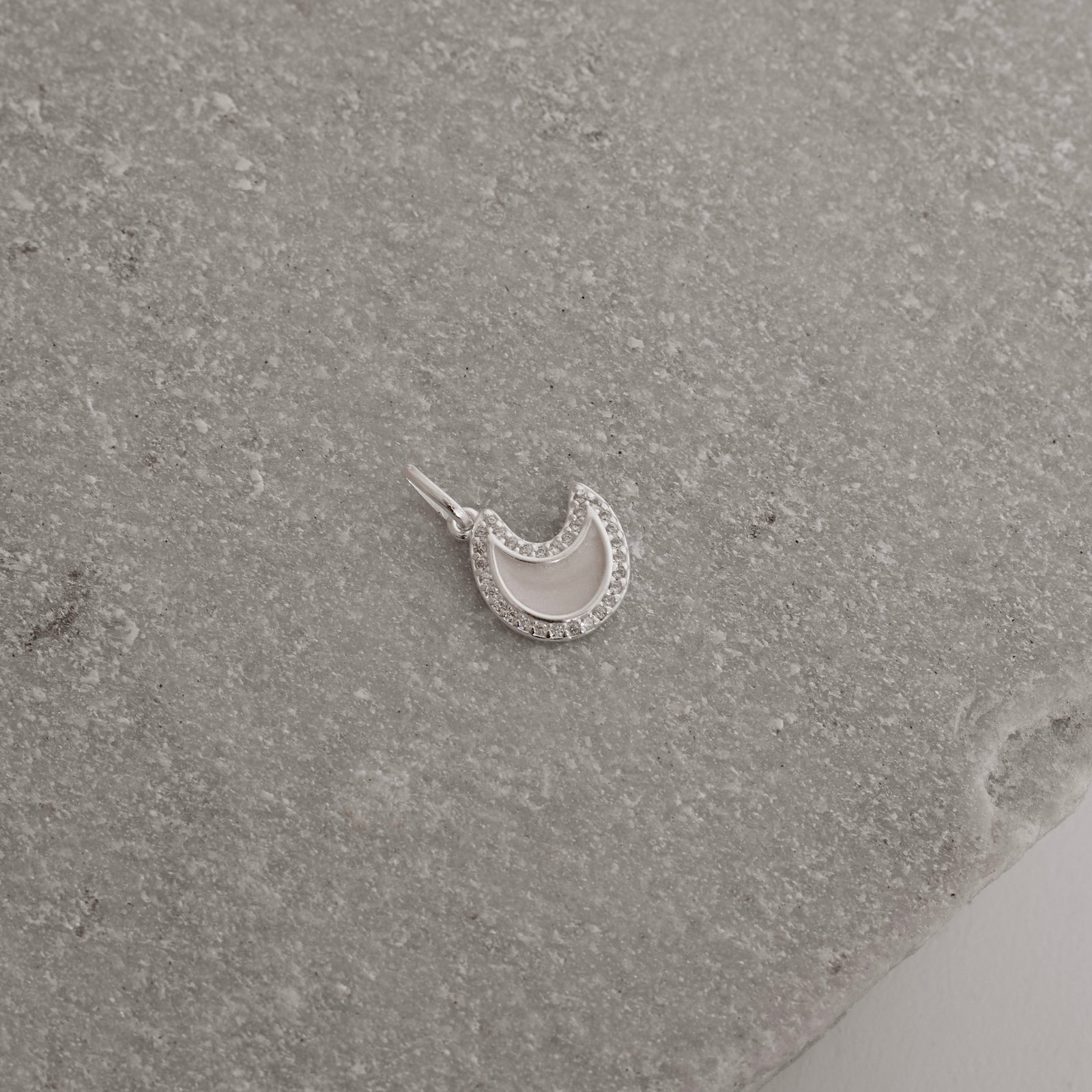 Pingente lua resina com cravejado 12mm