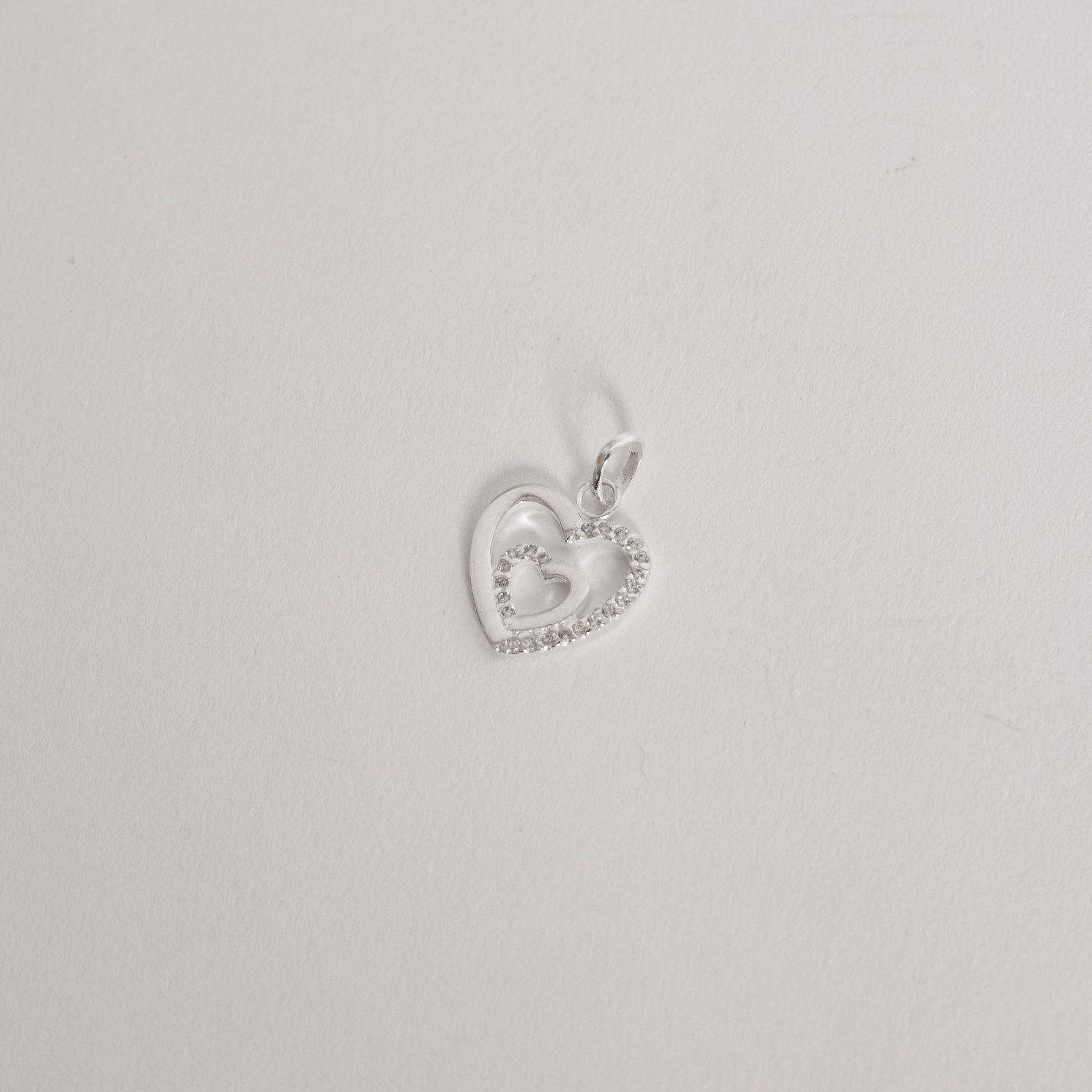 Pingente 2 corações vazados com cravejado 13mm