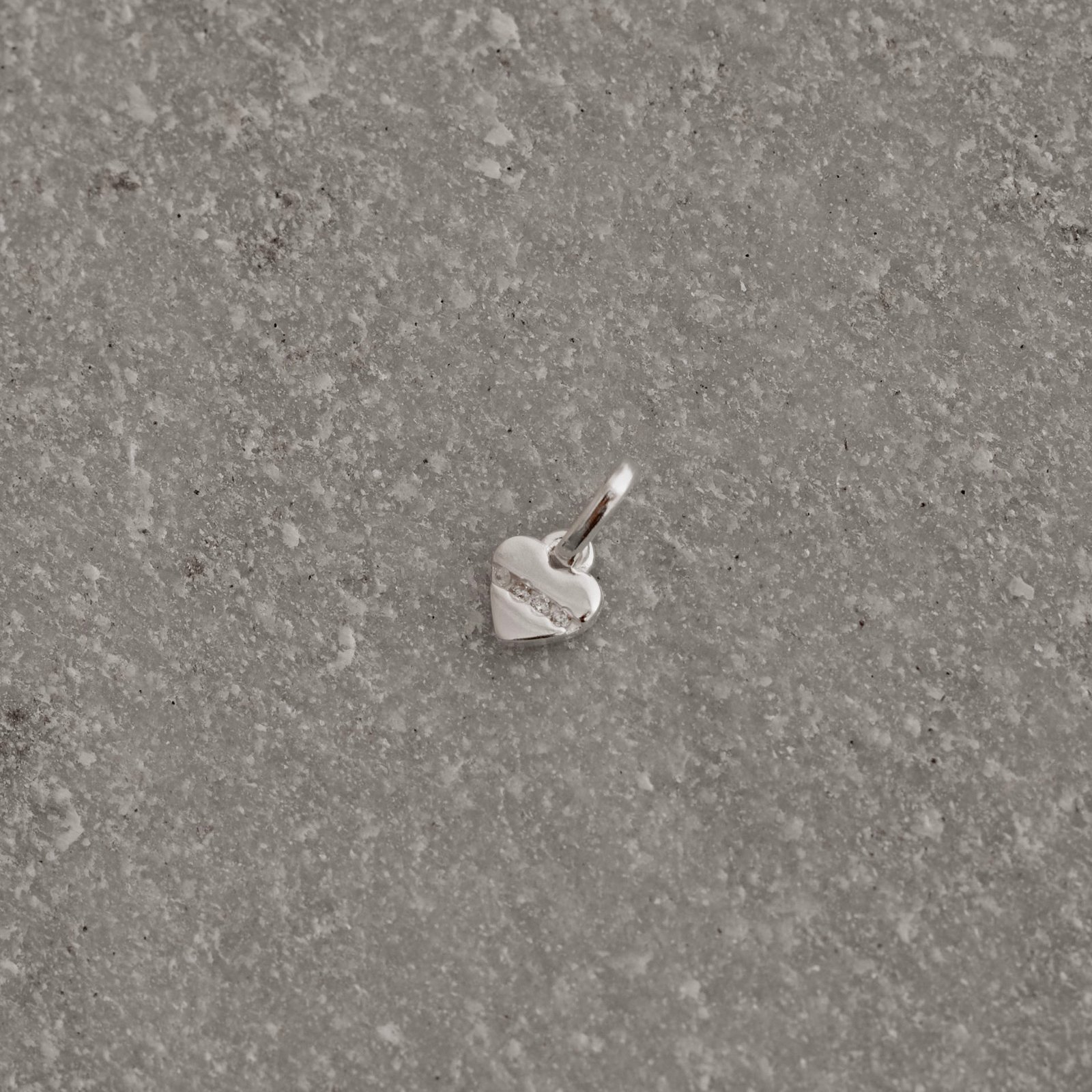 Pingente coração com meio cravejado 6mm