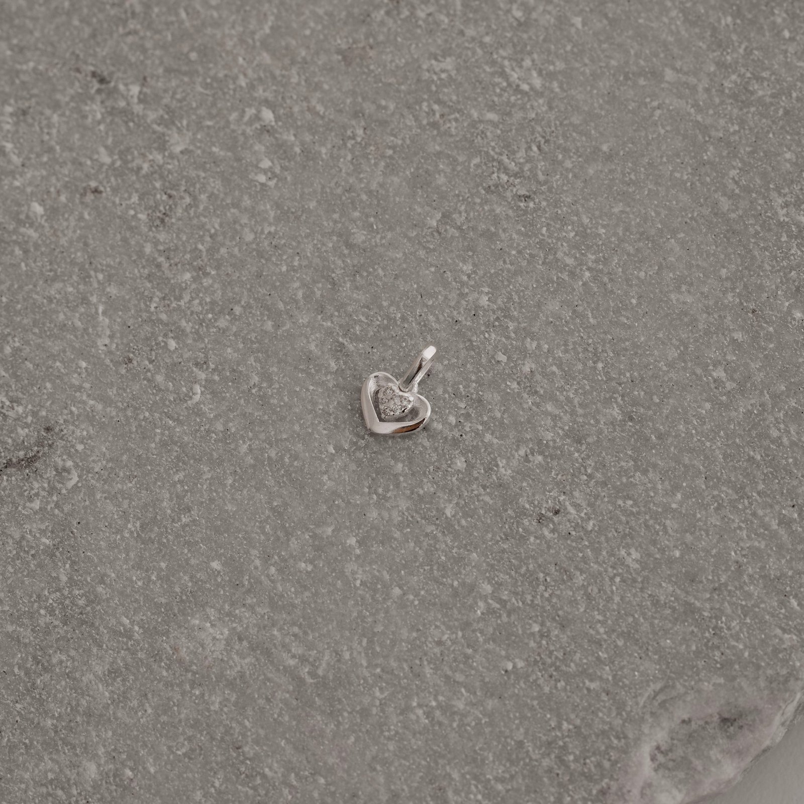 Pingente 2 corações com cravejado 8mm