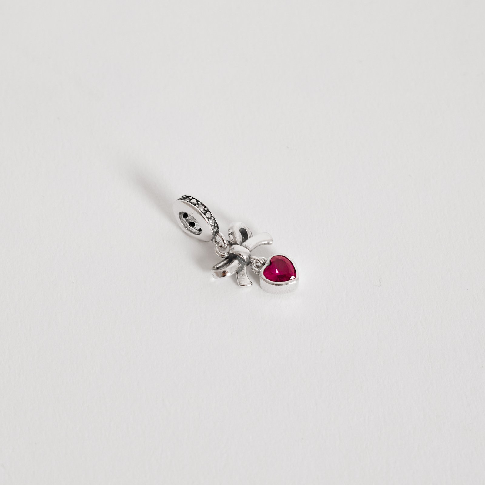 Berloque pingente laço com zircônia coração pink 11mm elo cravejado envelhecido