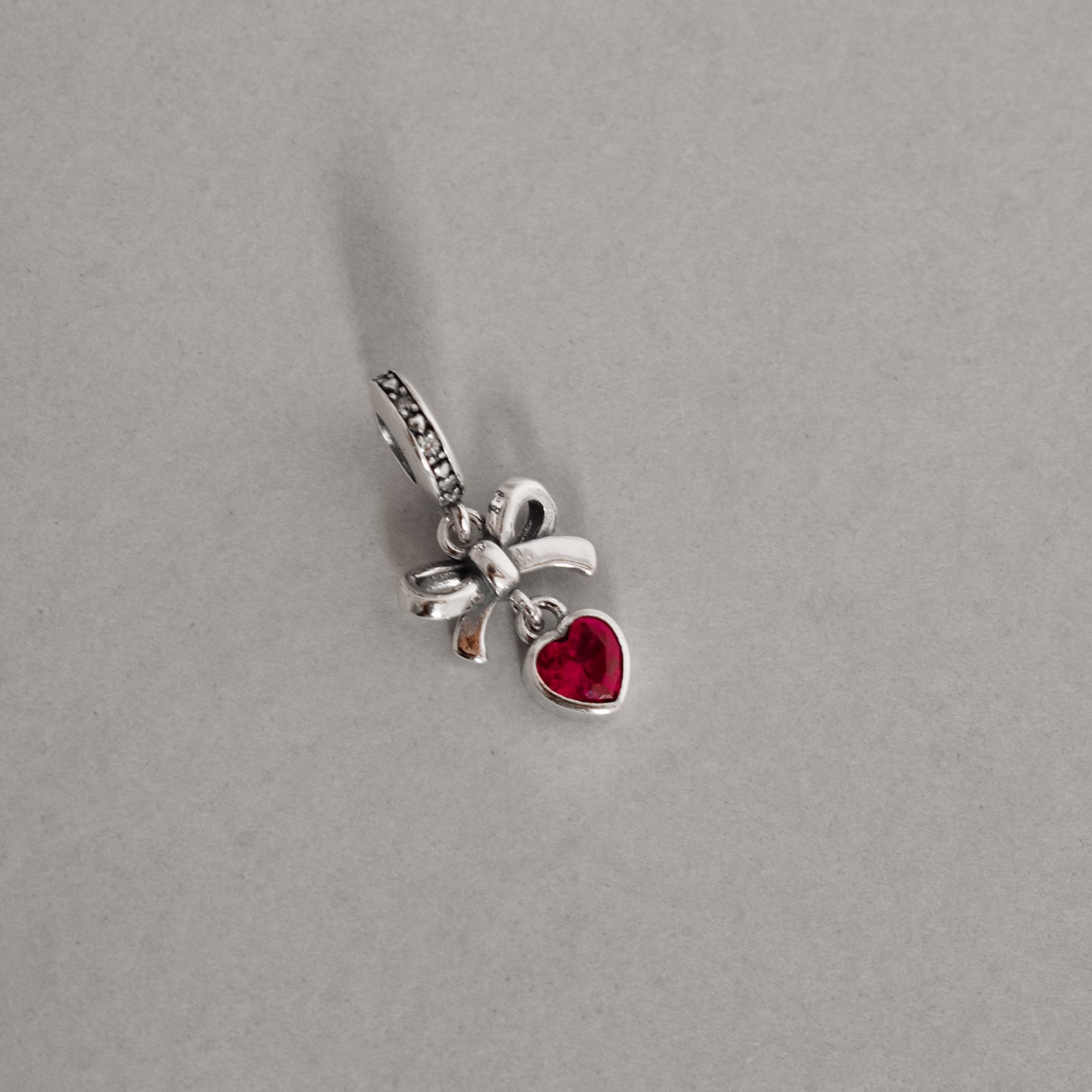 Berloque pingente laço com zircônia coração pink 11mm elo cravejado envelhecido