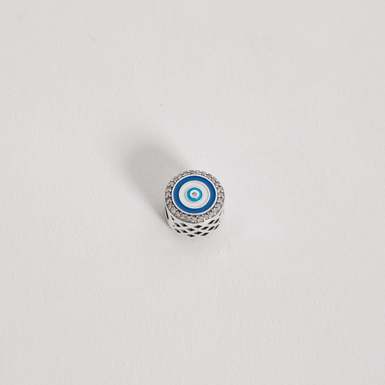 Berloque separador olho com cravejado e resina 11mm