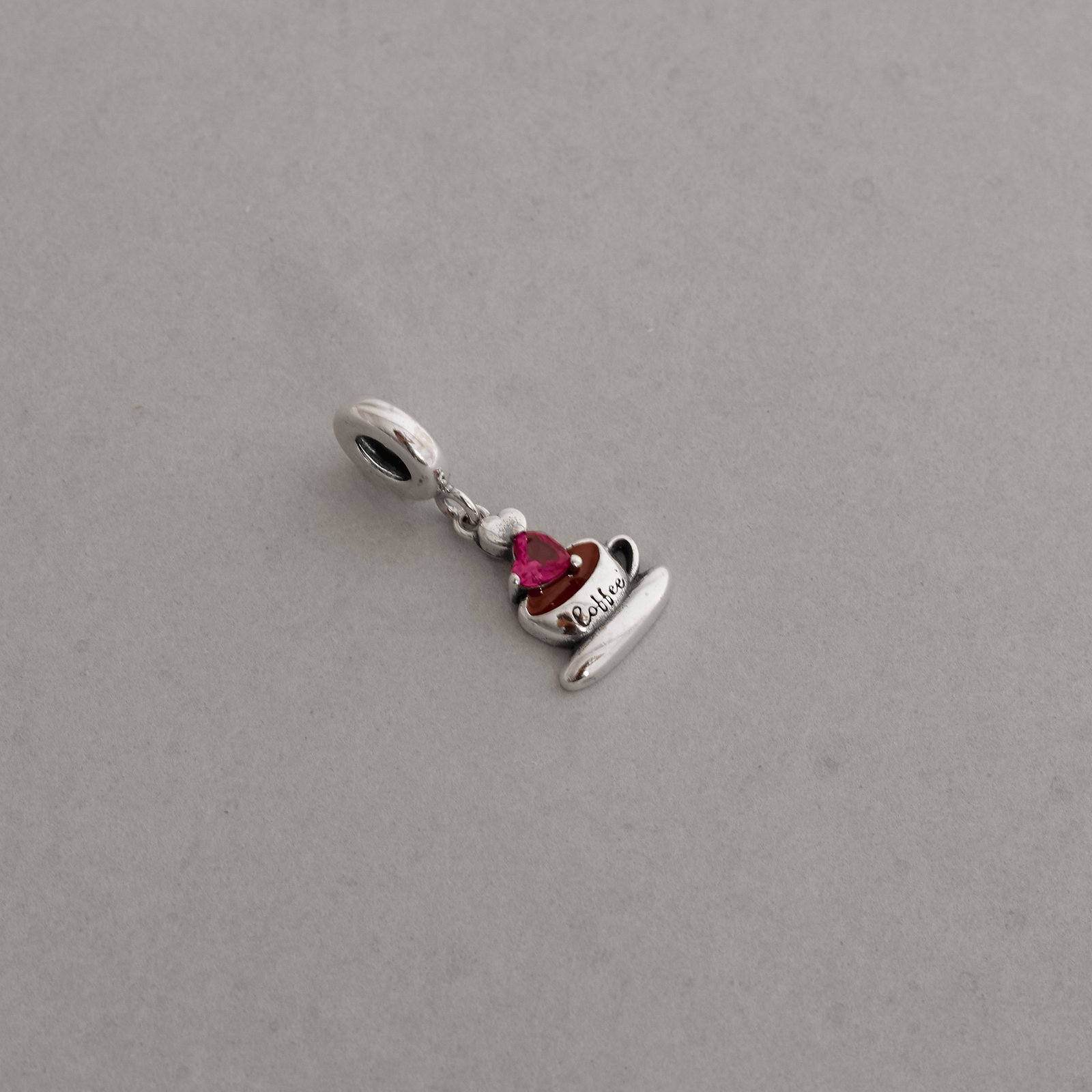 Berloque pingente xícara com zircônia coração pink 13mm envelhecido
