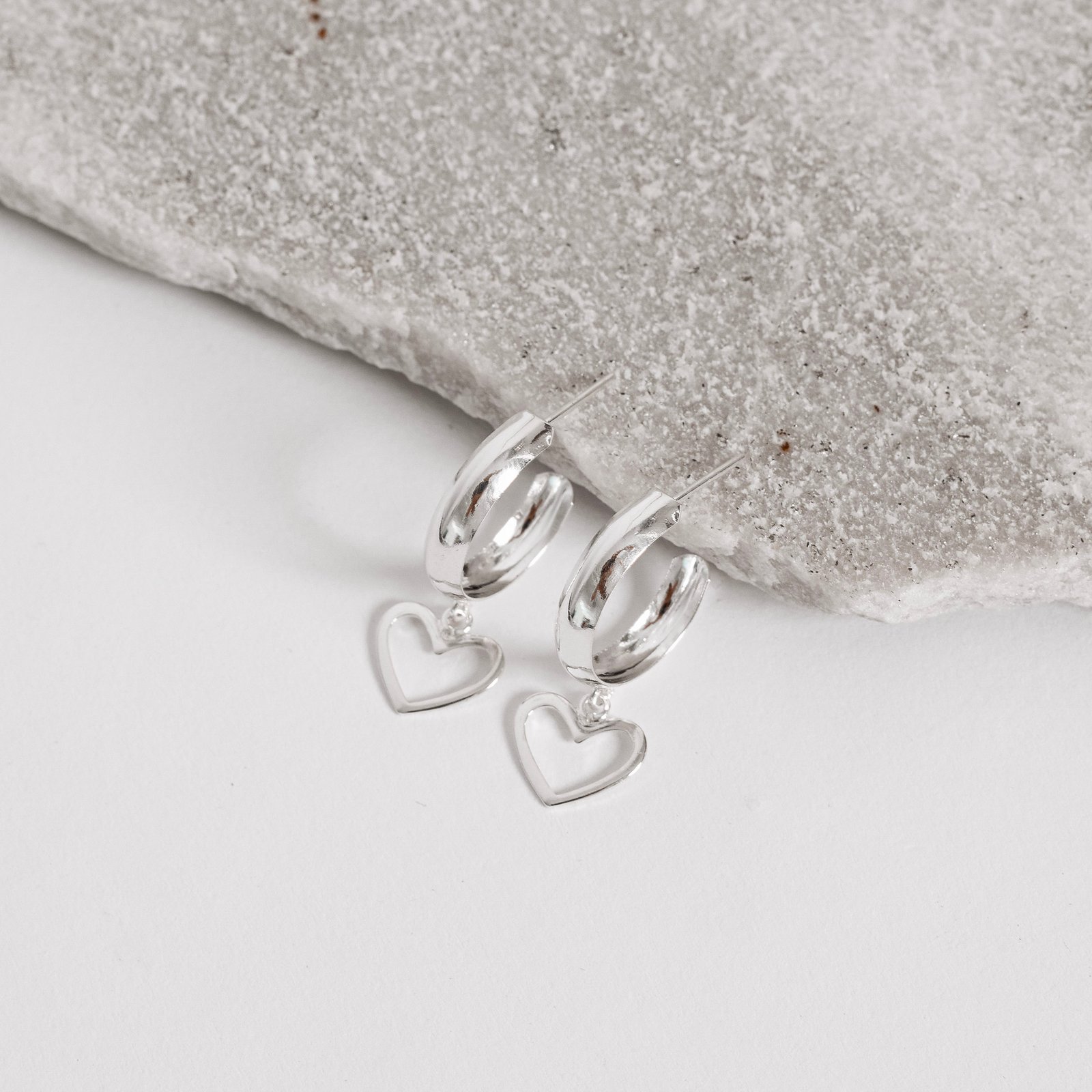 Argola pingente coração vazado 18mm tarraxa 