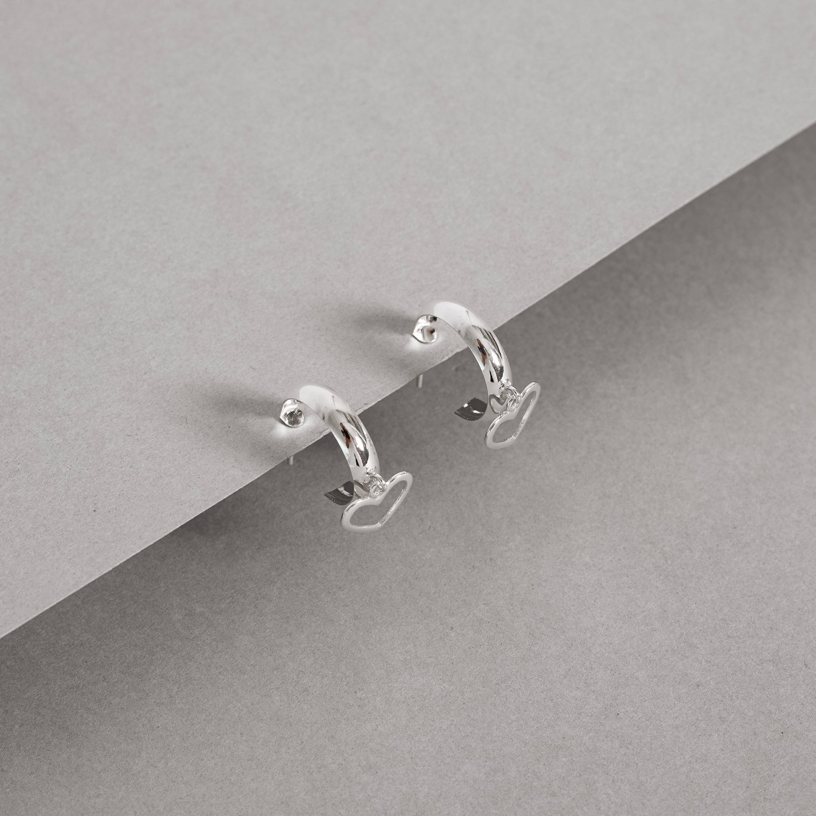 Argola pingente coração vazado 18mm tarraxa 
