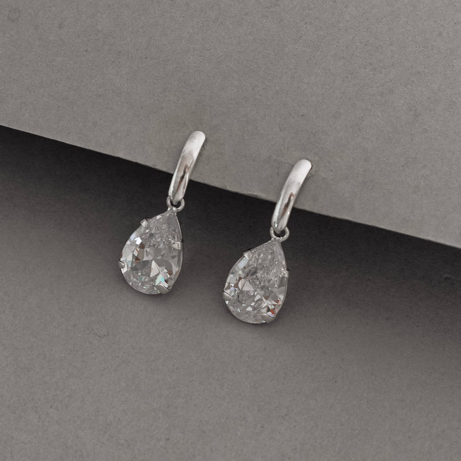 Brinco base com zircônia gota cristal 12mm