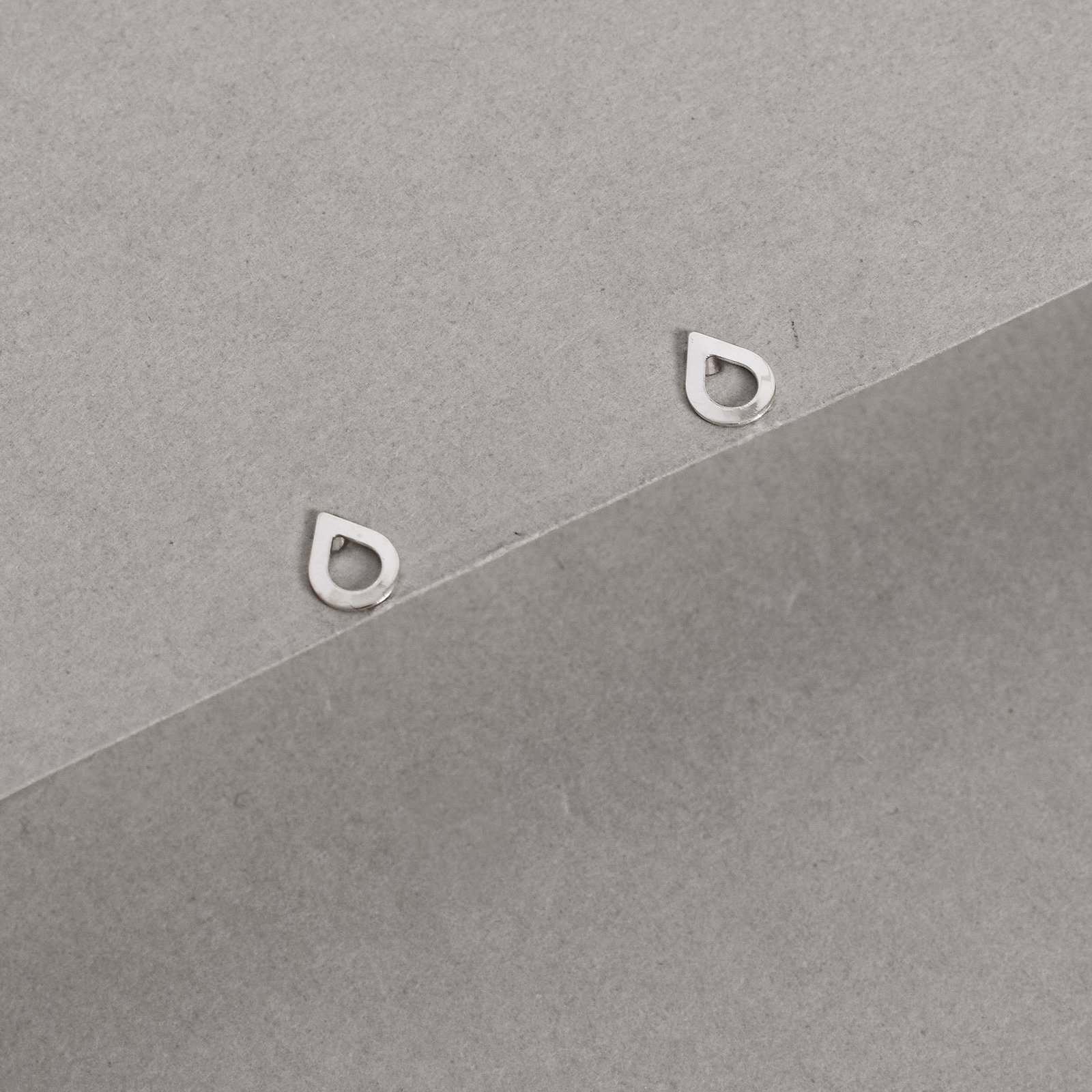Brinco gota vazada 6mm
