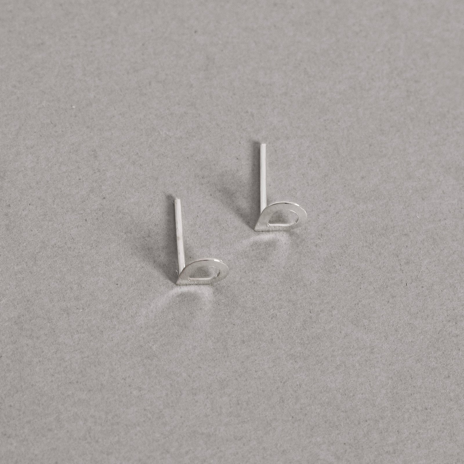 Brinco gota vazada 6mm