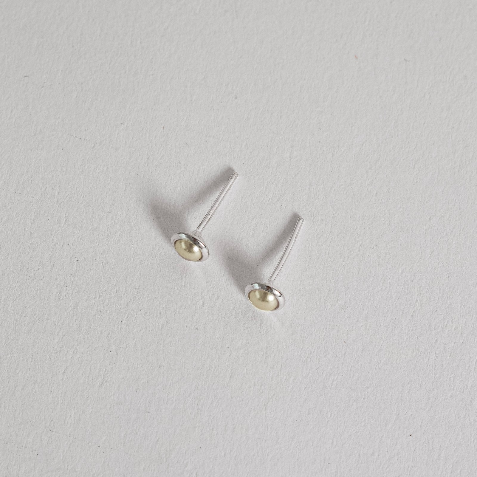 Brinco meia pérola 4mm