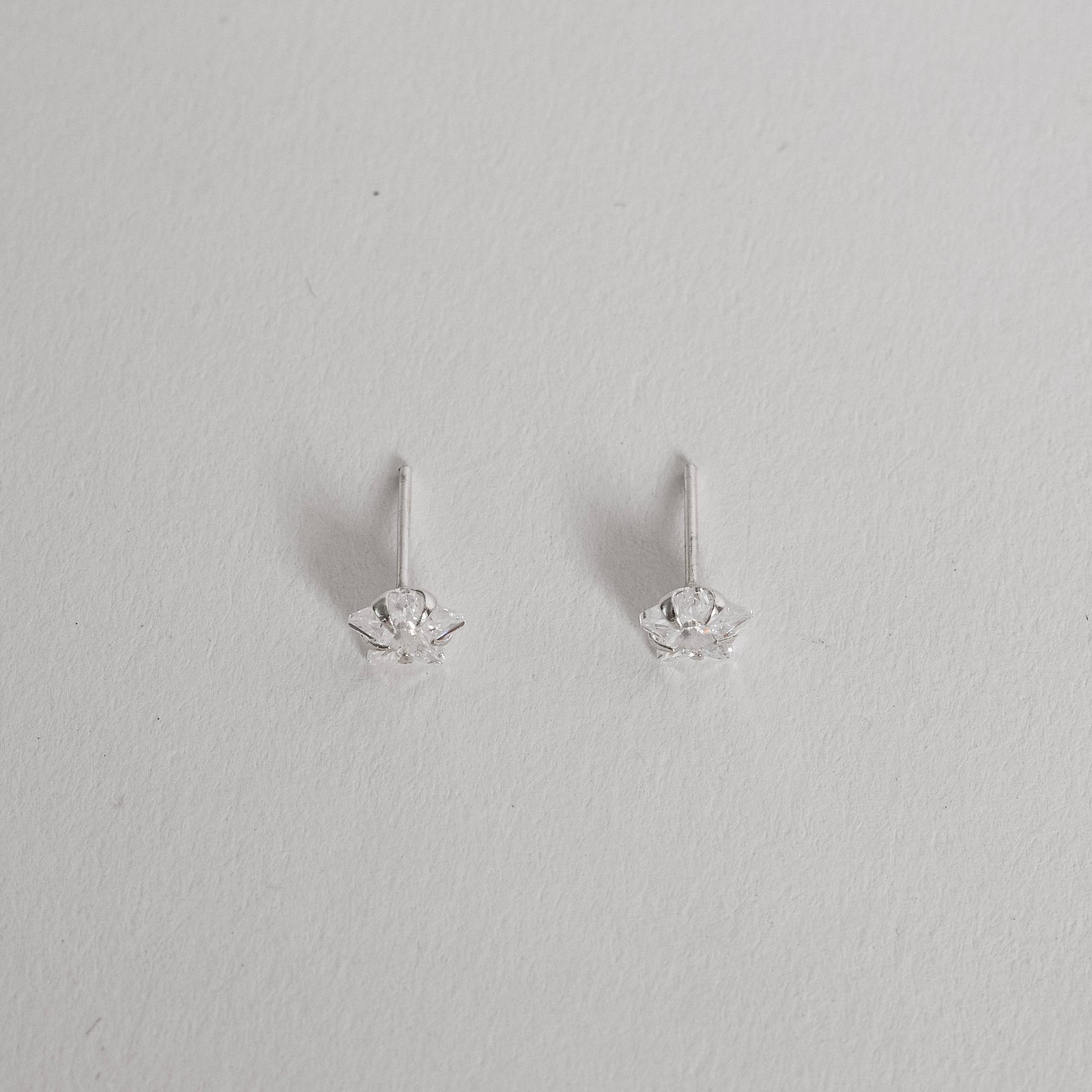 Brinco zircônia estrela cristal 6mm