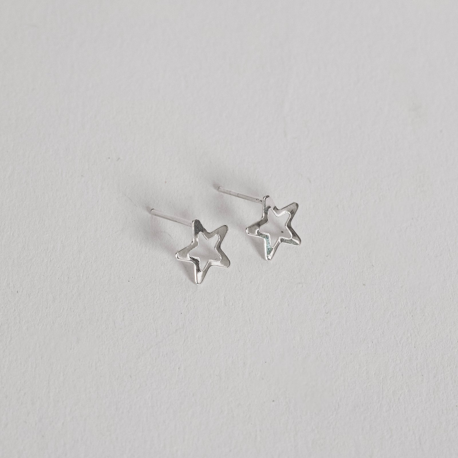 Brinco estrela vazada 8mm
