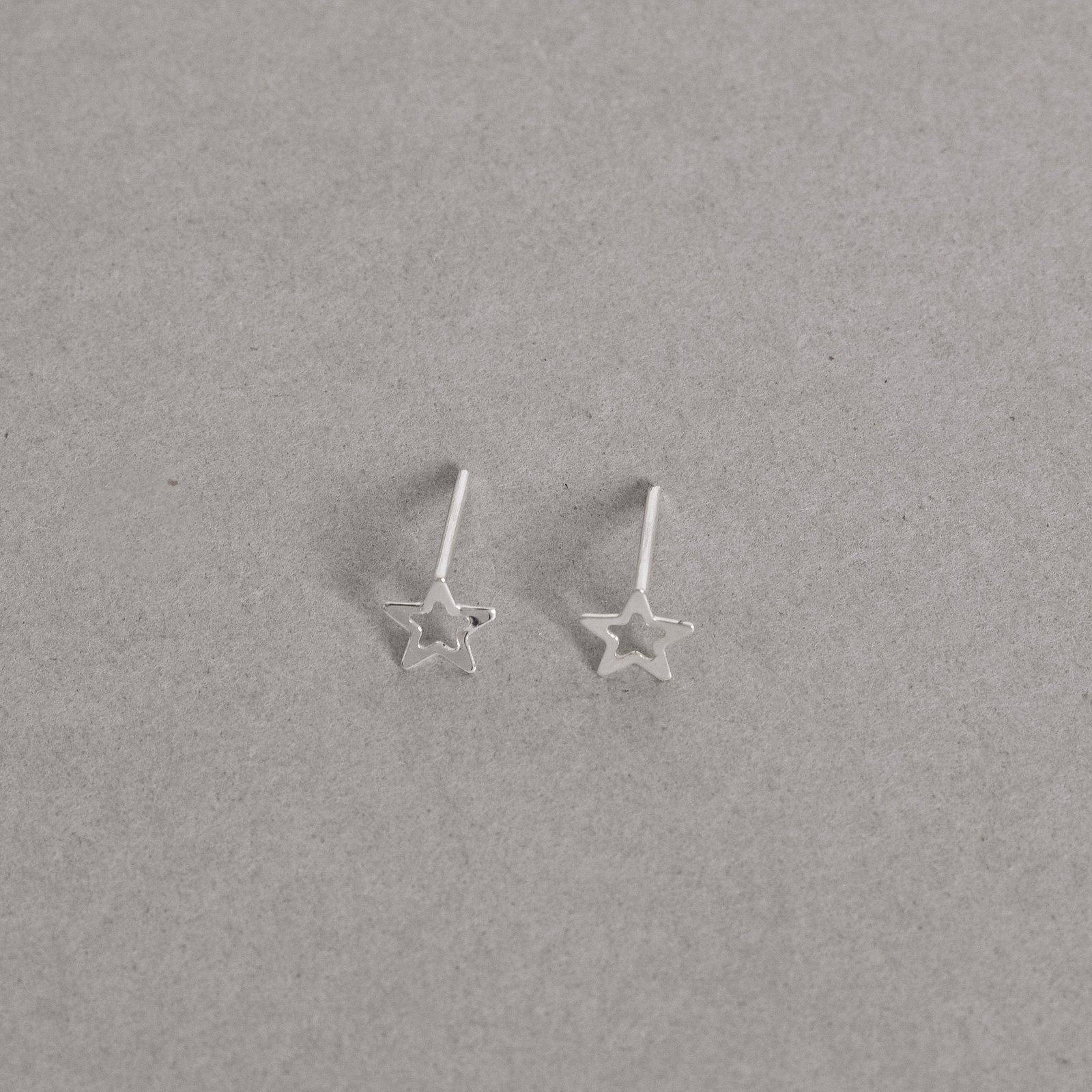 Brinco estrela vazada 6mm