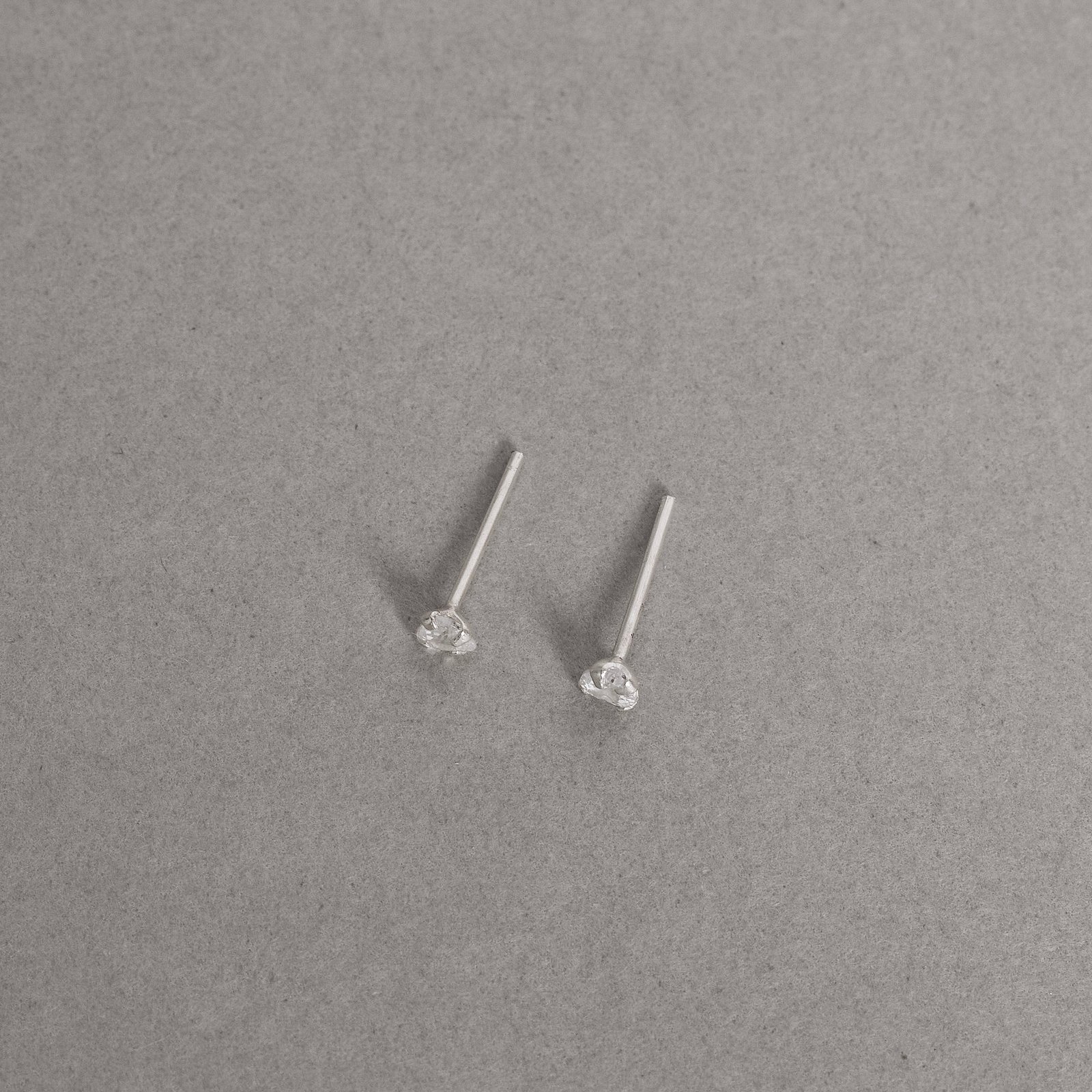 Brinco zircônia coração 3mm