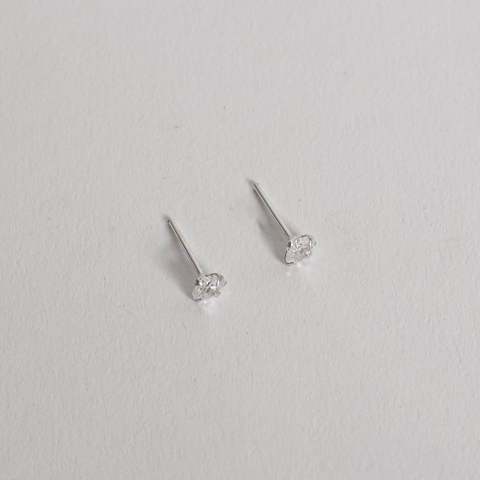 Brinco zircônia coração cristal 4mm