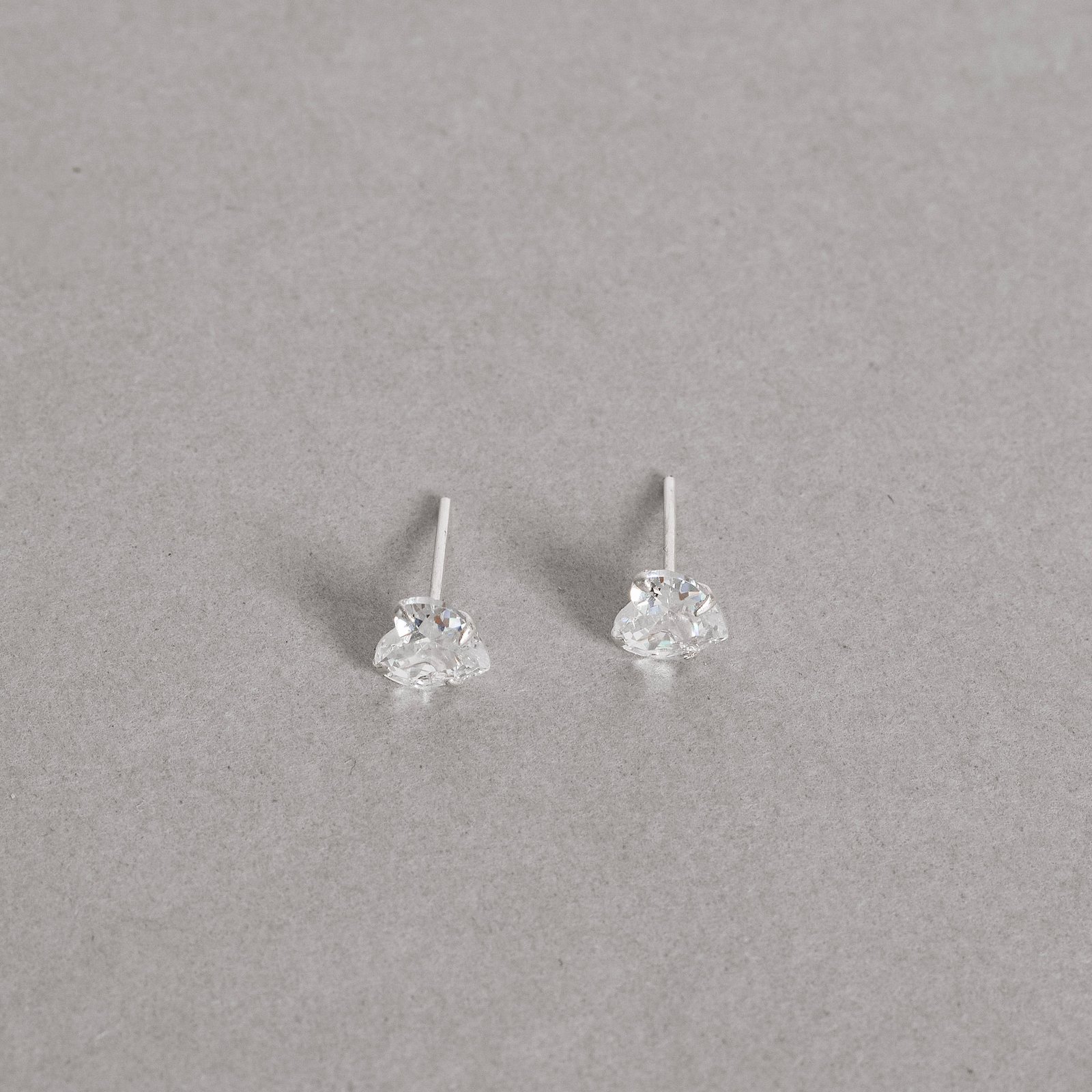 Brinco zircônia coração cristal 6mm