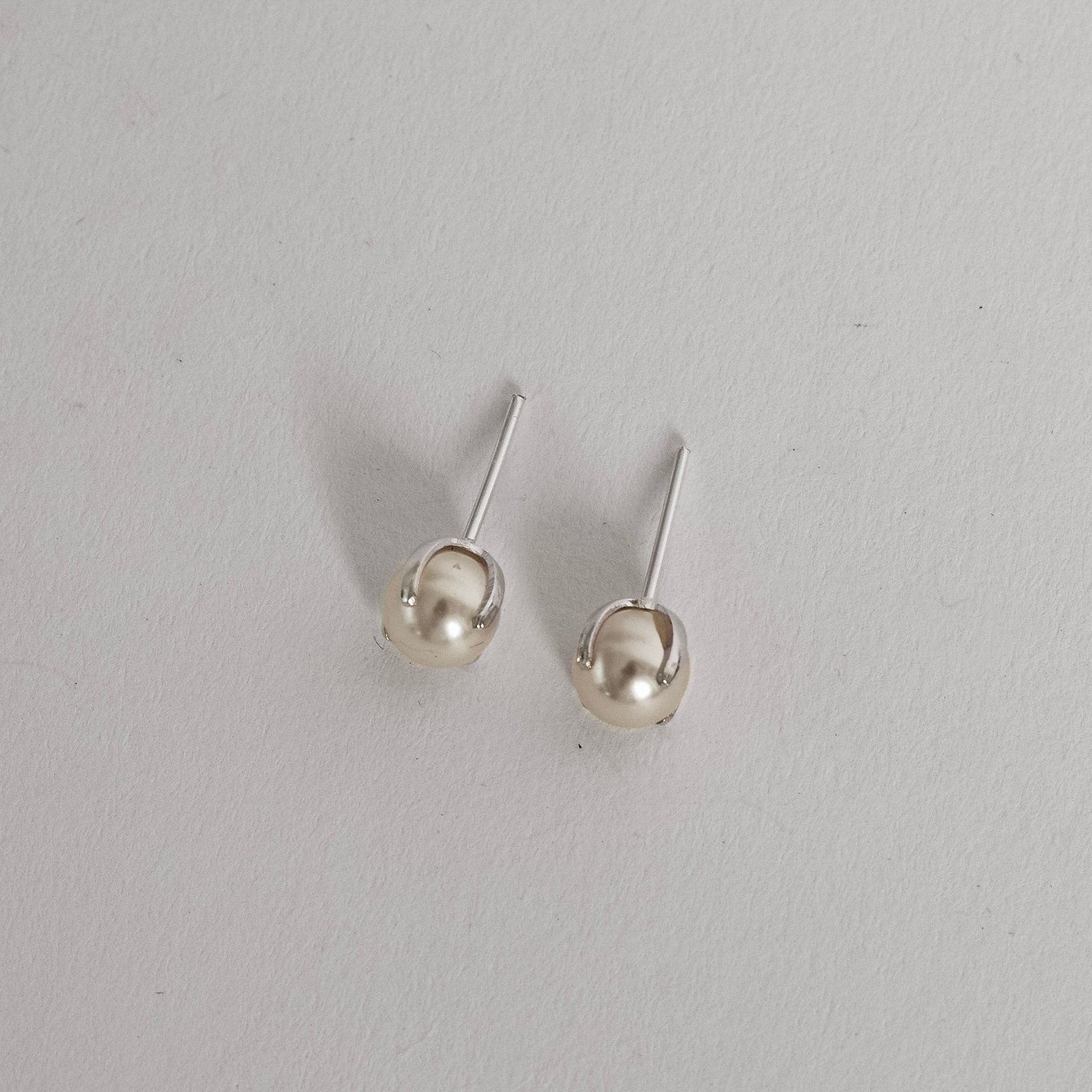 Brinco pérola 6mm garra