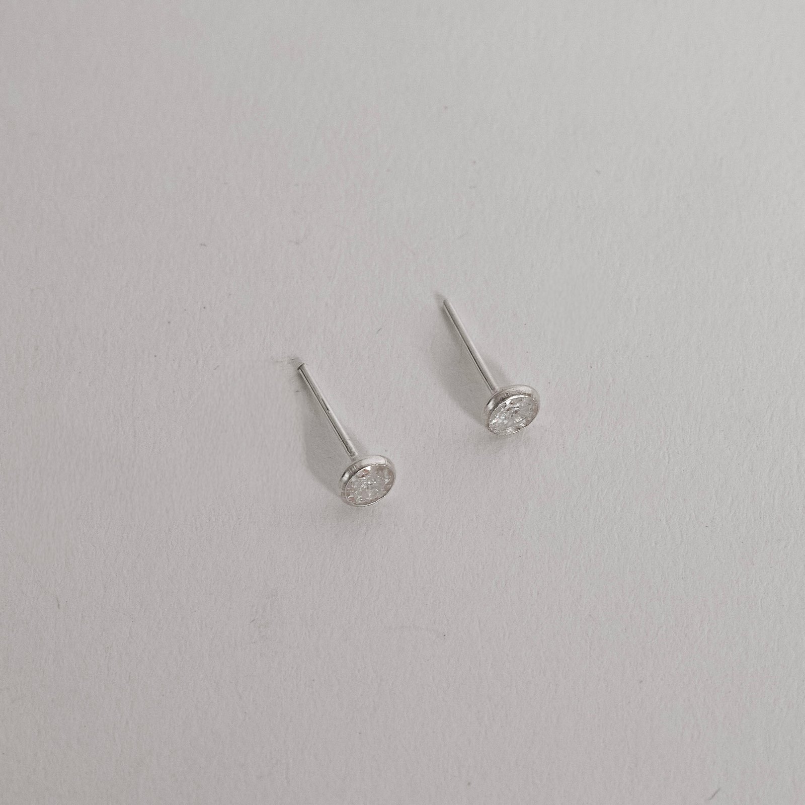 Brinco zircônia redonda cristal embutida 4mm