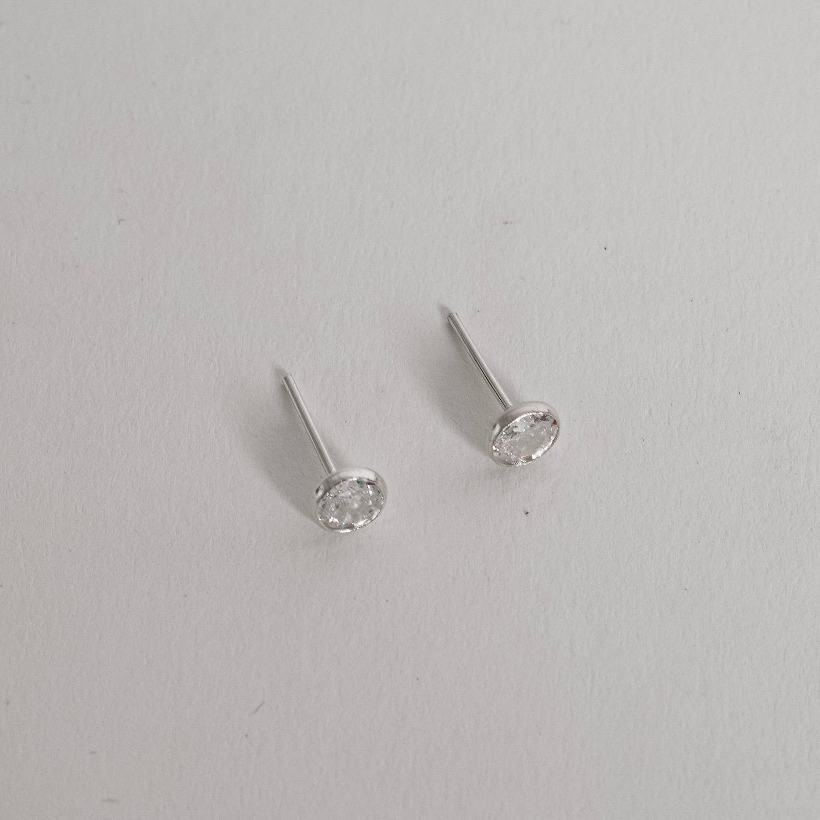 Brinco zircônia redonda cristal embutida 5mm